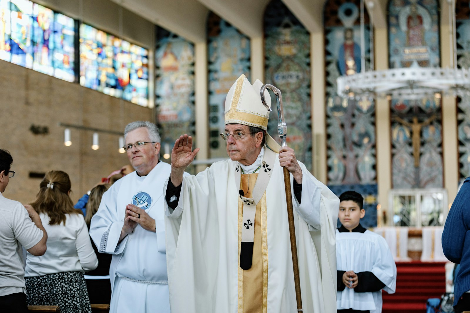 El Arzobispo Allen H. Vigneron bendice a la comunidad después de la Misa en la St. Scholastica Parish el 1 de junio. (Alissa Tuttle | Especial para Detroit Catholic)