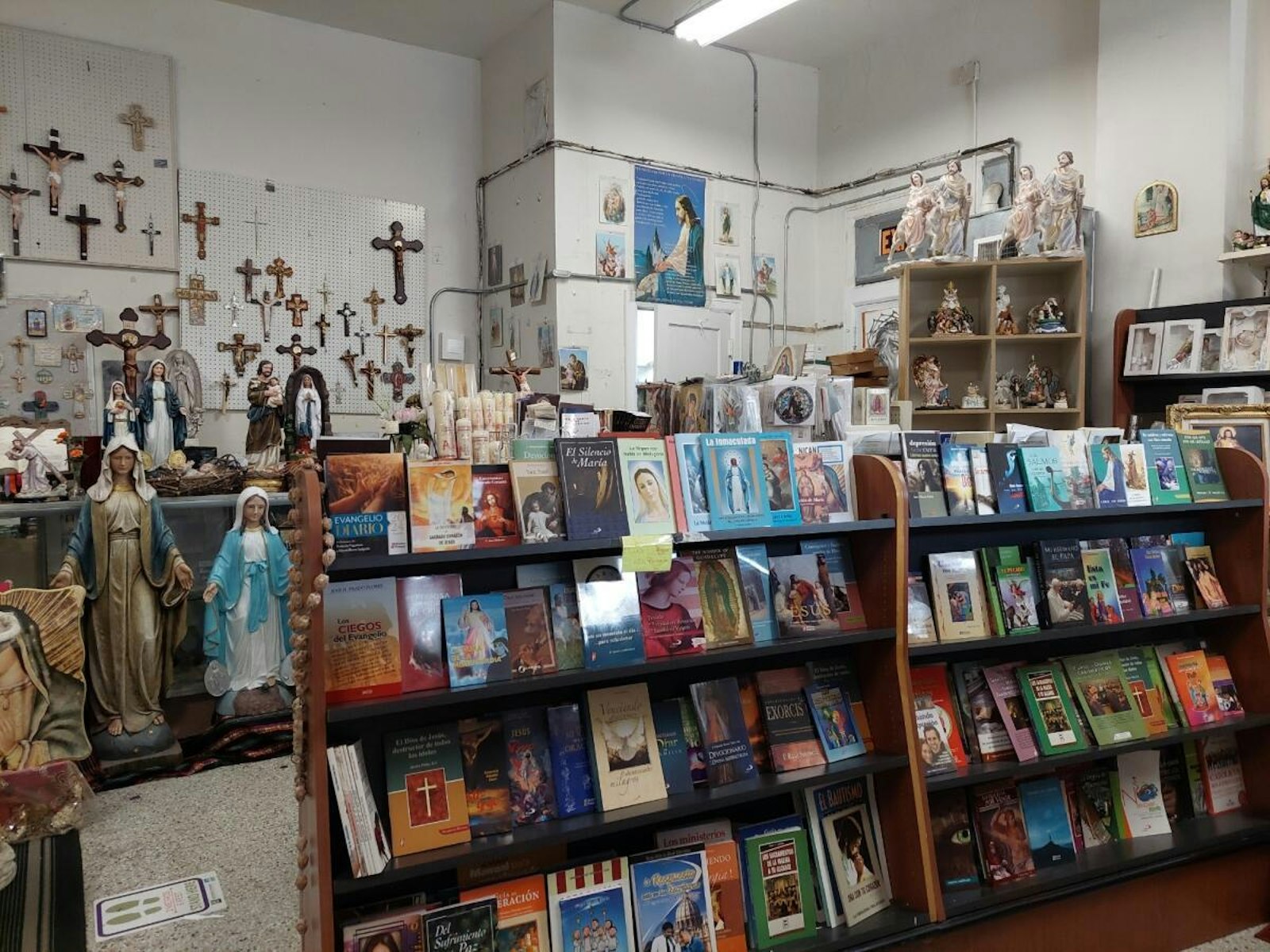 En la tienda ‘Ave María’ se puede encontrar una gran variedad de libros que favorecen el crecimiento espiritual. (Foto cortesía de Bertha Grajeda)