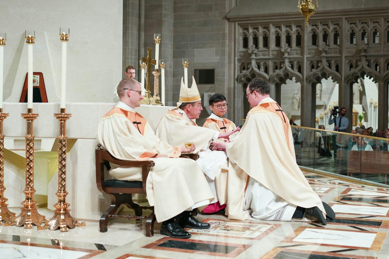 El Arzobispo Allen H. Vigneron unge las manos del padre Richard Dorsch con Santo Crisma después de ordenarlo sacerdote.