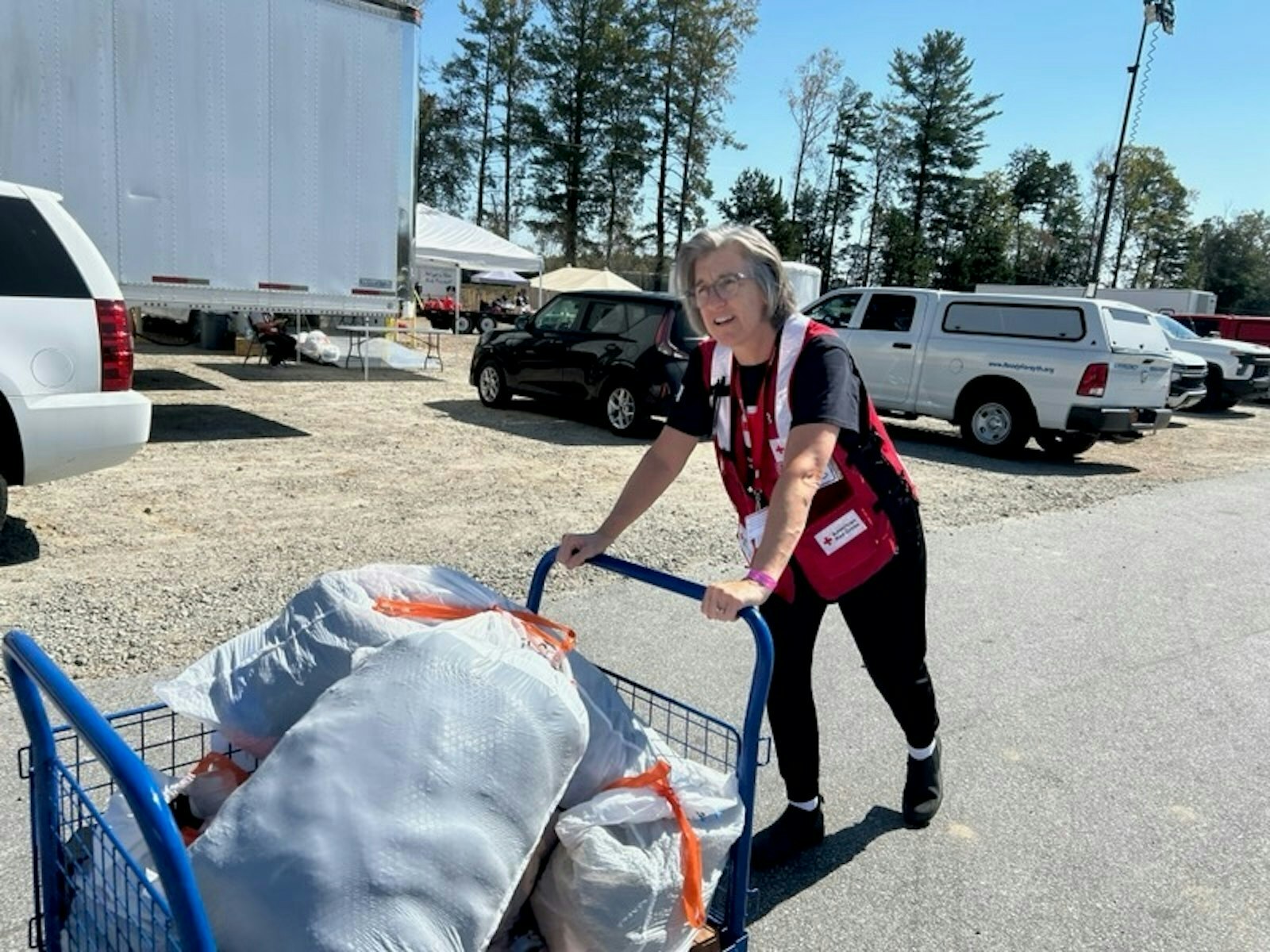 Barbara Koster, feligresa de St. Clare of Montefalco, es voluntaria de la Cruz Roja Americana y actualmente está en Asheville, Carolina del Norte. Koster trabaja de 7 a.m. a 7 p.m. en uno de los refugios de emergencia de la Cruz Roja Americana e interactúa diariamente con personas desplazadas y víctimas de las inundaciones. (Foto cortesía de Barbara Koster)