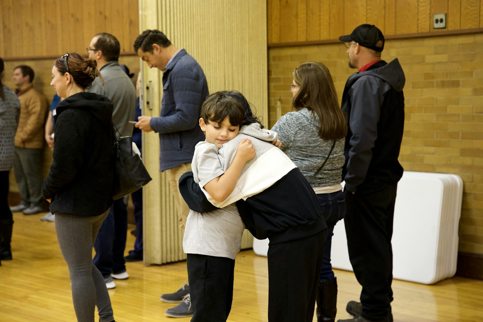 Padre Maksym celebra una misa los martes por la noche para los padres que dejan a sus hijos en las clases. La esperanza, dijo, es alentar a los padres que podrían haberse desviado de su propia fe a volver a comprometerse con sus hijos para conocer a Cristo en un nuevo nivel.