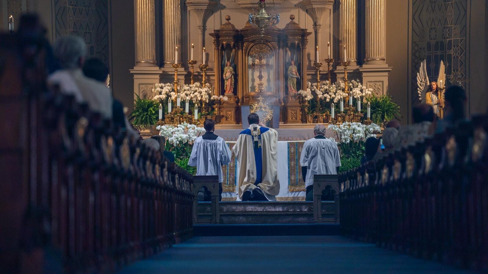 El Arzobispo Vigneron dirige la adoración eucarística en la Old St. Mary's Church, en el barrio griego del centro de Detroit, tras una misa y coronación de mayo de la Santísima Virgen María, el 2 de mayo de 2021. (Valaurian Waller | Detroit Catholic)