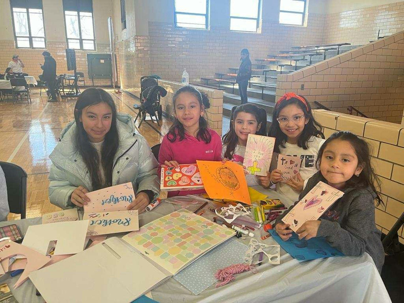 During last year's missions, children and teenagers made cards for mothers who are hesitant about having their babies, encouraging them to trust in God and choose life. (Photo courtesy of Carolina Aguilar-Garibay for Detroit Catholic en Español)