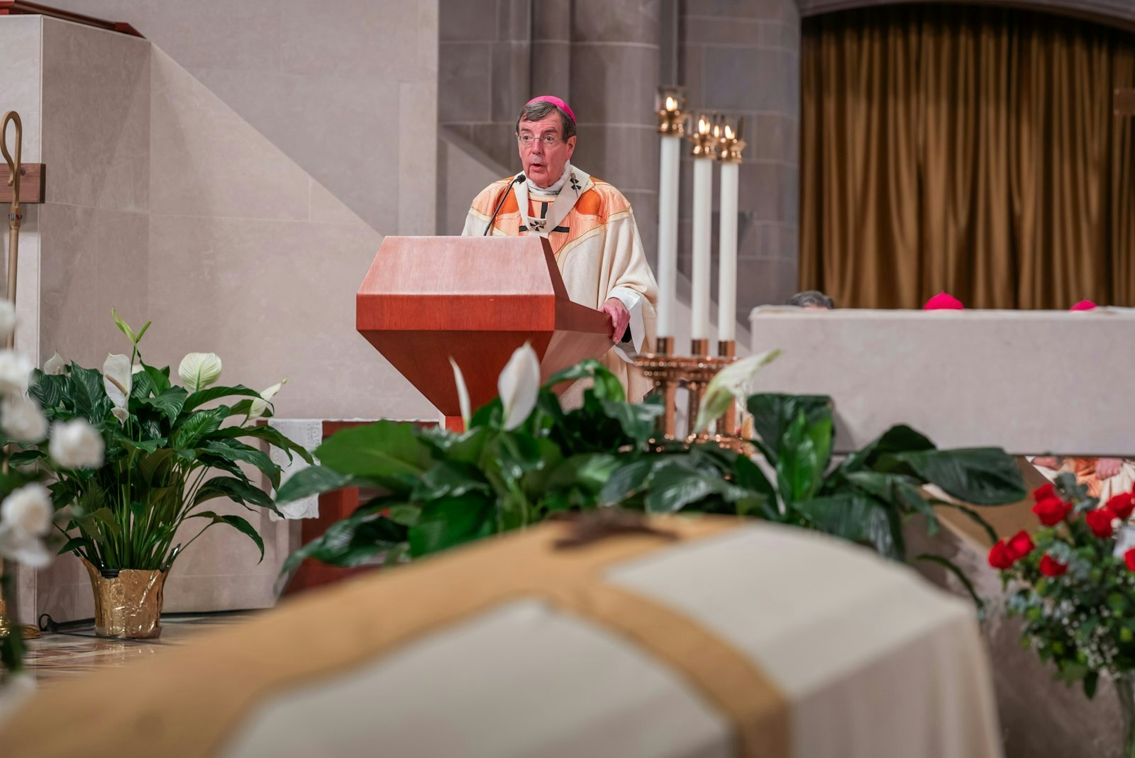 El Arzobispo de Detroit, Allen H. Vigneron, lee una carta de condolencia enviada por el Papa Francisco a través de su nuncio apostólico en Estados Unidos, el Cardenal Christophe Pierre.