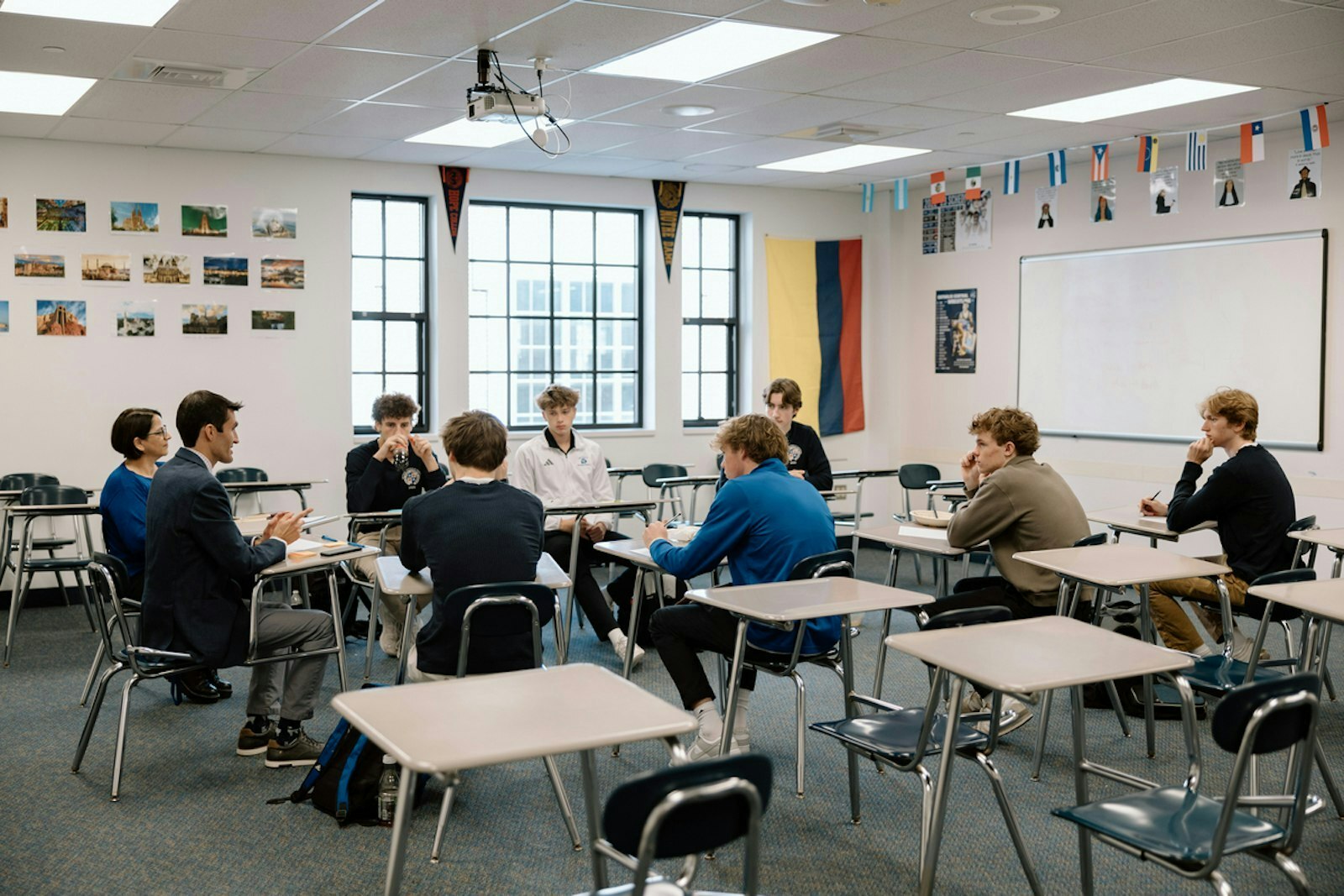 Los profesores de teología Colin Whitehead y Rebecca Joseph (izquierda) lideran el programa OCIT durante la hora del almuerzo en la Detroit Catholic Central High School en Novi, donde dedican tiempo a dialogar con los estudiantes sobre la fe, los sacramentos y la teología, orientando a quienes desean aprender más sobre la fe católica.