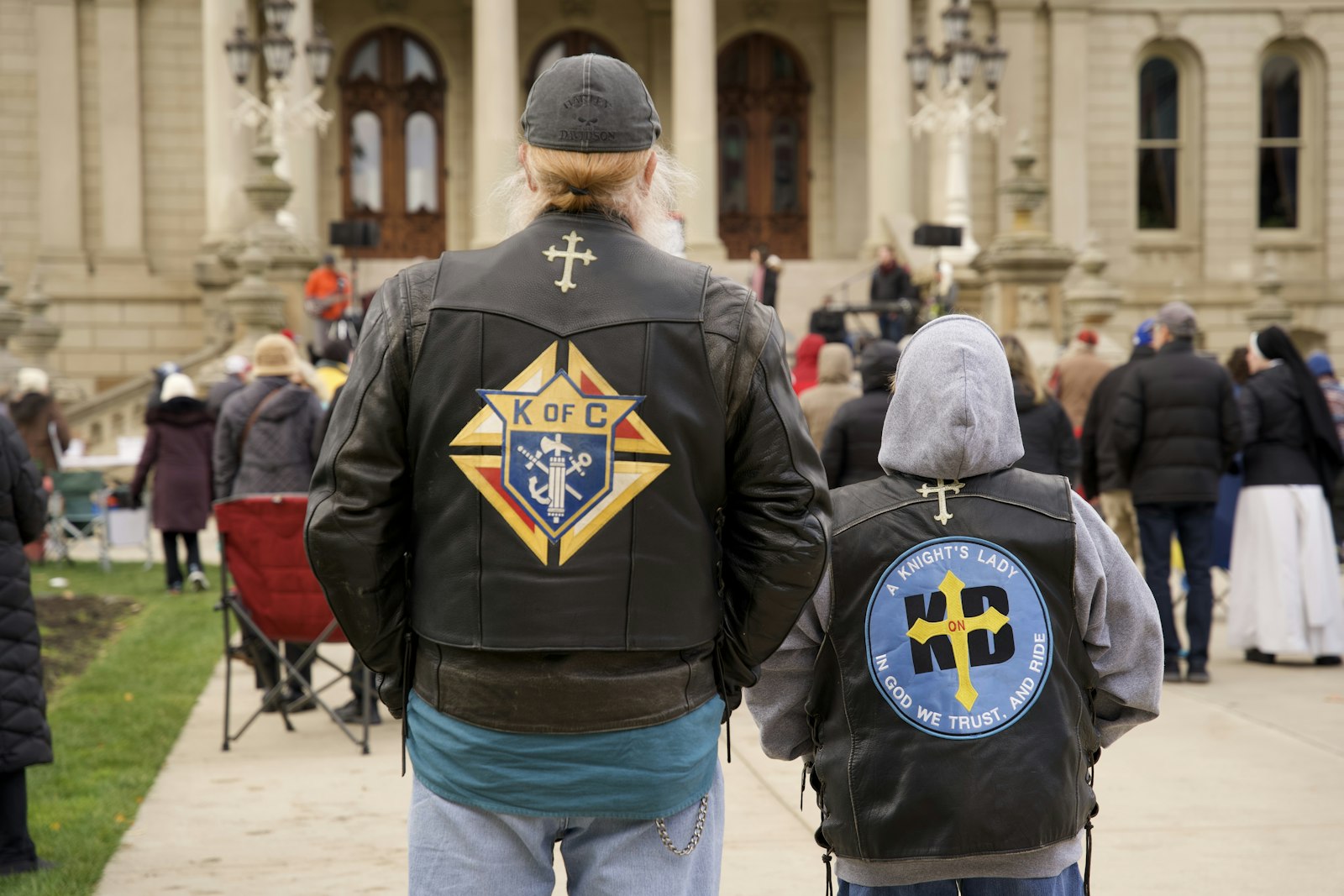 Los católicos de la Diócesis de Lansing están participando en una novena de rosario de 54 días, "Lucha como el cielo", para combatir la Propuesta 3, dijo el p. Gordon Reigle, párroco de la parroquia de la Universidad St. Thomas en East Lansing.