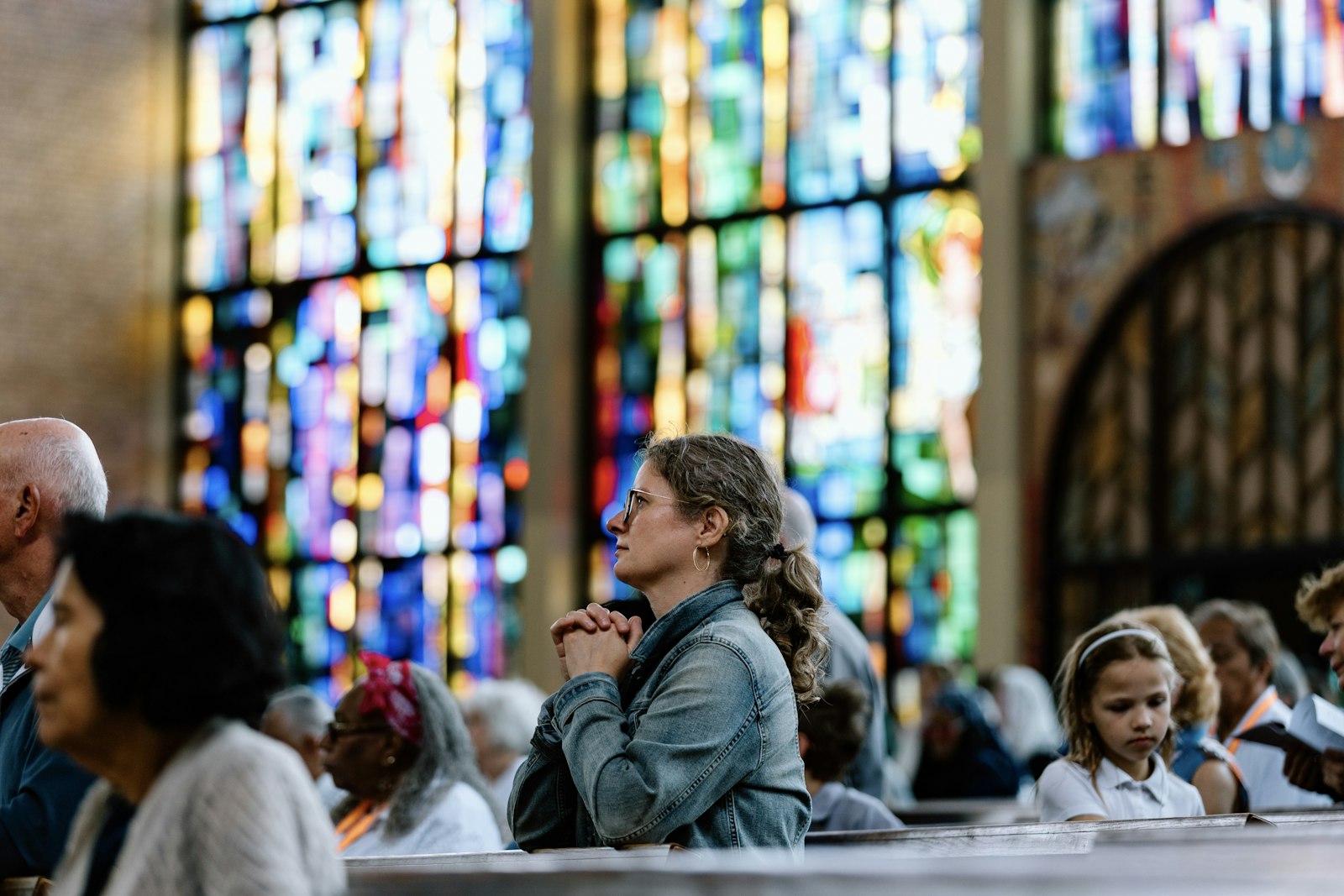 Católicos se arrodillan para adorar en St. Scholastica Parish, en el noroeste de Detroit. El día también incluyó charlas inspiradoras, confesión, Misa y una colecta solidaria en el centro parroquial. (Alissa Tuttle | Especial para Detroit Catholic)