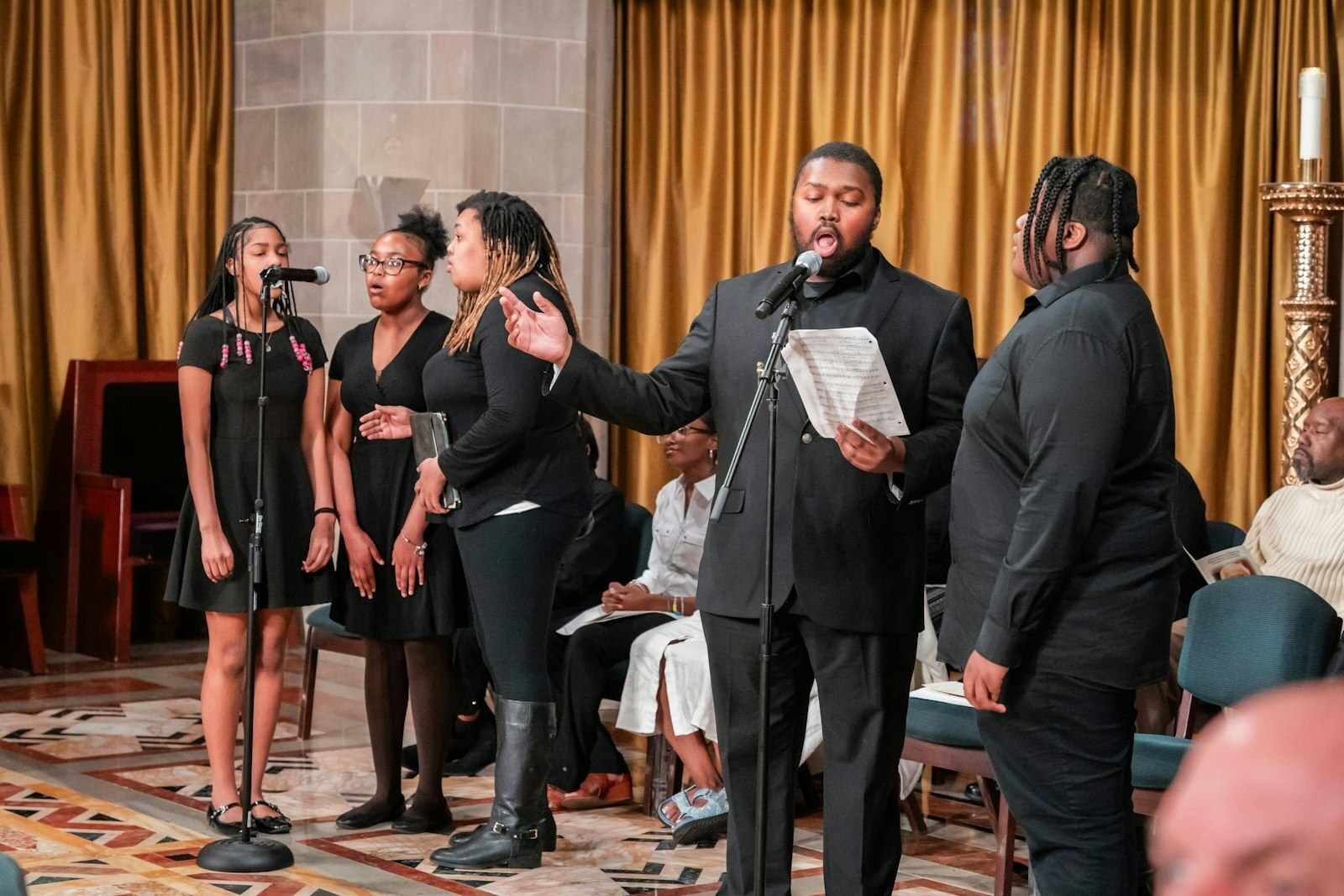 El coro del Obispo Thomas Gumbleton canta durante su Misa, en honor a todos sus años de servicio en la ciudad de Detroit y a la comunidad católica negra.