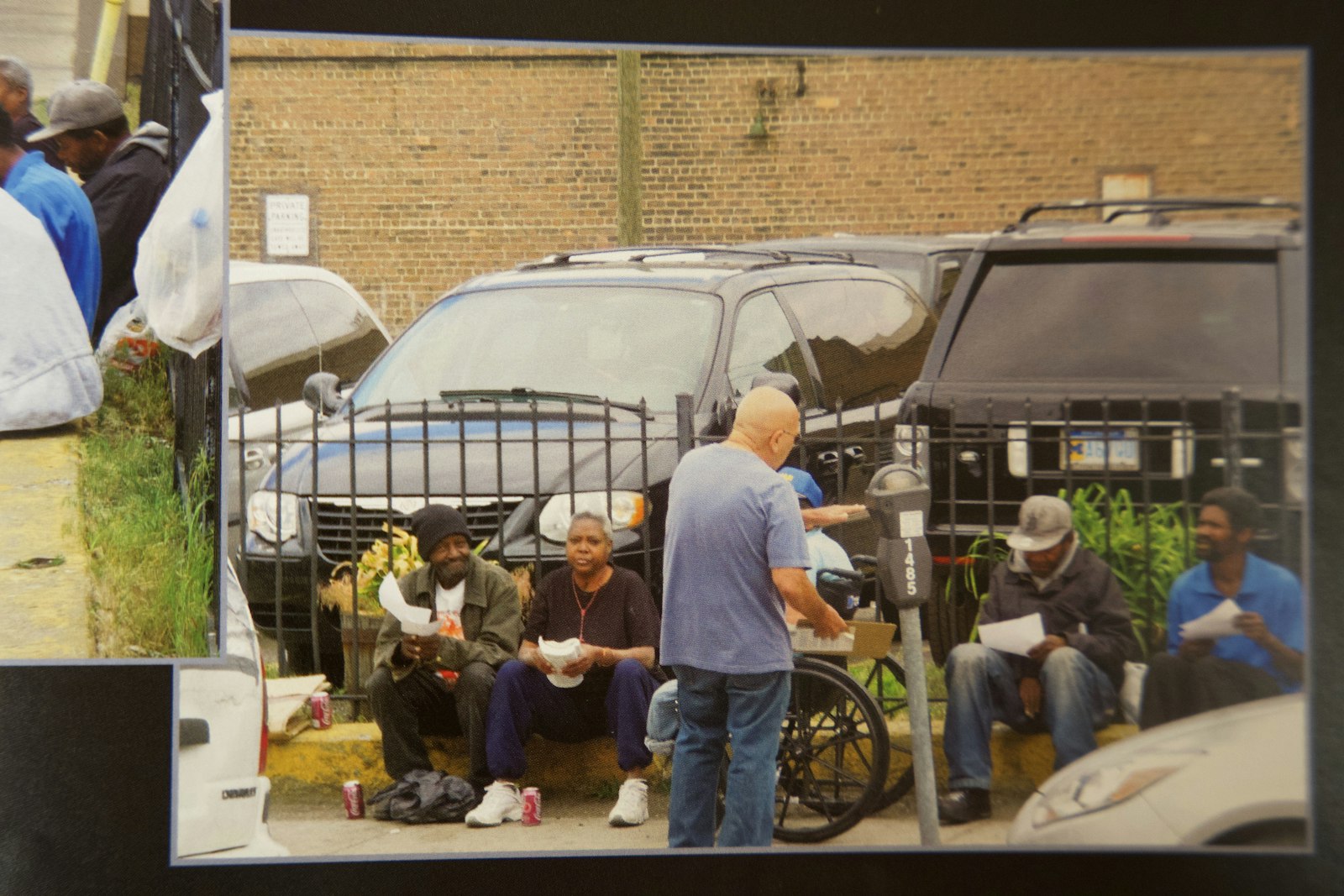 Una fotografía proporcionada por el diácono Delbeke, lo muestra ministrando activamente en las calles de Detroit. El diácono Delbeke siempre ha tenido un corazón para los pobres después de haber crecido en la pobreza. Hasta hace poco, visitaba regularmente las calles del área del New Center de Detroit para compartir el Evangelio con las personas con las que se encontraba.