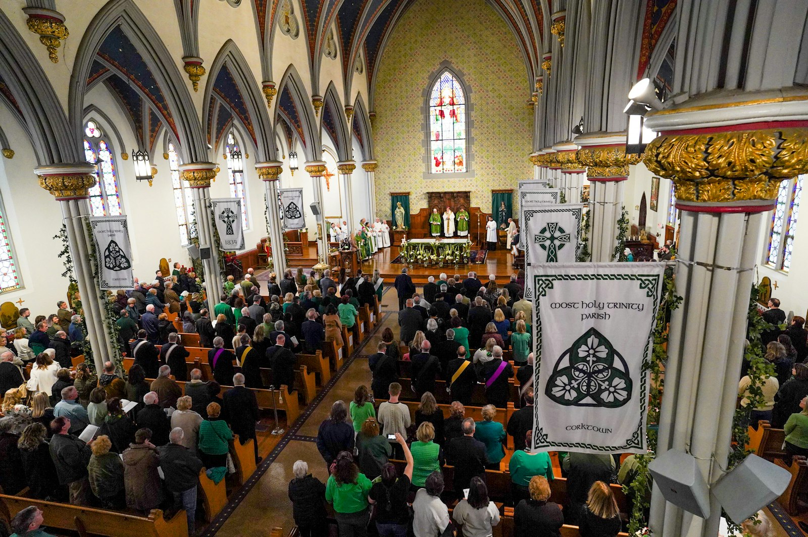 Un mar verde en la asistencia a la Misa del Día de San Patricio. Al igual que San Patricio, corresponde a los cristianos de hoy evangelizar y dar rienda suelta al Evangelio para que las personas puedan saber quién es Jesús, dijo el p. Livingston.