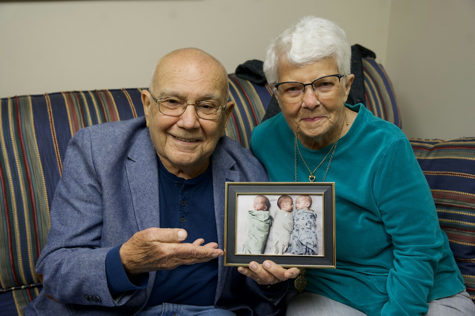 Deacon Robert y Carol Delbeke, que han estado casados ​​desde que tenían 20 y 19 años, respectivamente, no renuncian ni siquiera ahora como abuelos y, más recientemente, bisabuelos de trillizos.