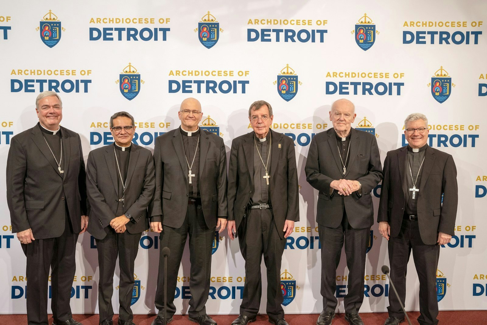 Varios obispos asistieron a la conferencia de prensa de presentación, entre ellos (de izquierda a derecha), el Obispo Auxiliar de Detroit Robert J. Fisher, el Obispo Auxiliar de Detroit Arturo Cepeda, el Arzobispo electo Edward J. Weisenburger, el Arzobispo Allen H. Vigneron, el Obispo retirado de Grand Rapids Walter A. Hurley, y el Obispo Auxiliar de Detroit Jeffrey M. Monforton.