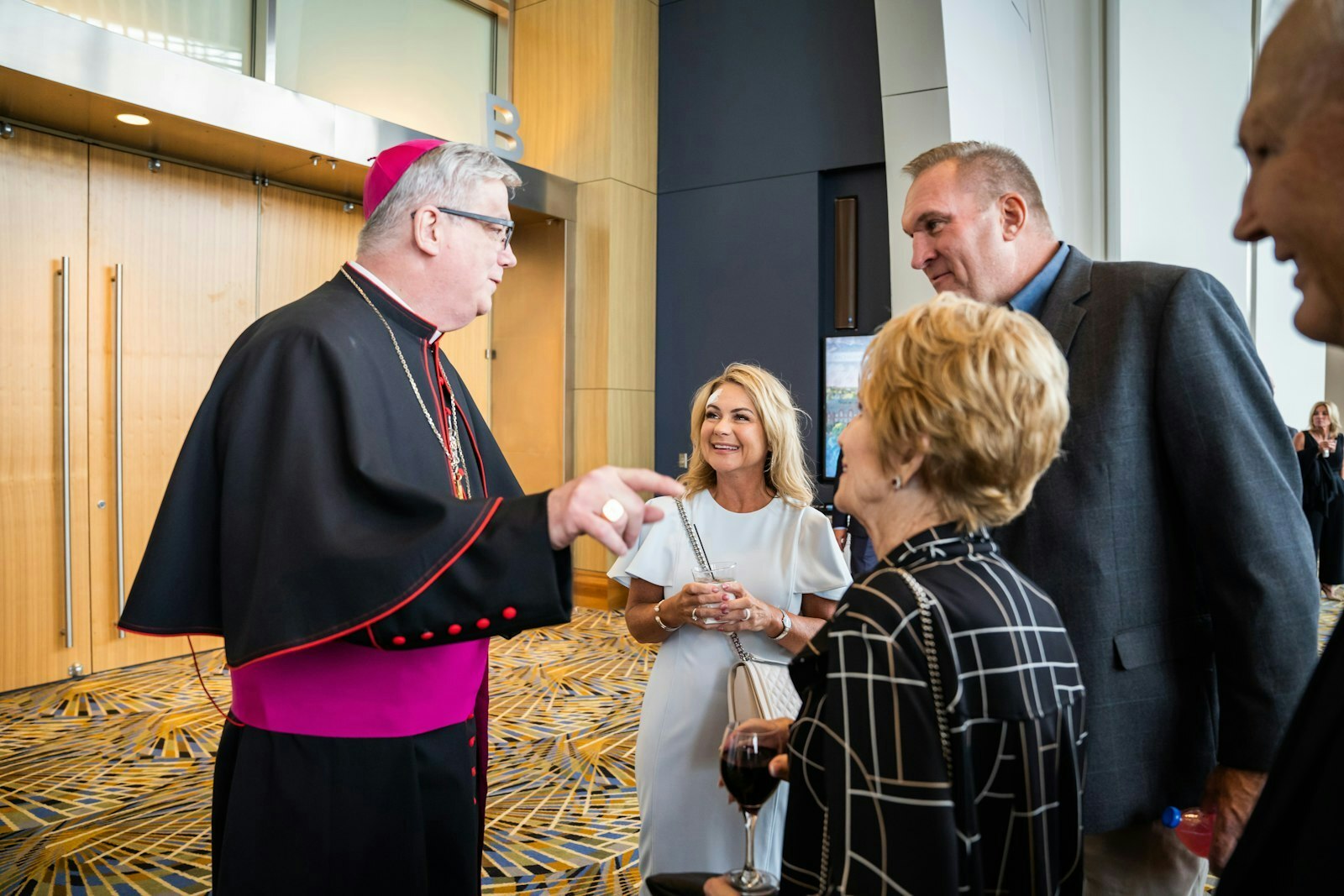 El Obispo Battersby saluda a la gente durante la Gala del arzobispo el 8 de junio de 2023, en el Huntington Place en Detroit. (Valaurian Waller | Detroit Catholic)
