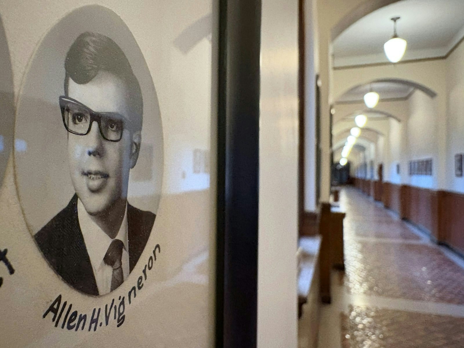 El retrato del Arzobispo Vigneron se encuentra en los pasillos del Sacred Heart Major Seminary como parte de la promoción de 1970. El futuro arzobispo se graduó en la escuela secundaria del Sacred Heart e ingresó como seminarista. Explicó que los sacerdotes y maestros de aquel despertaron en él su amor y devoción por el sacerdocio. (Foto de Michael Stechschulte | Detroit Catholic)