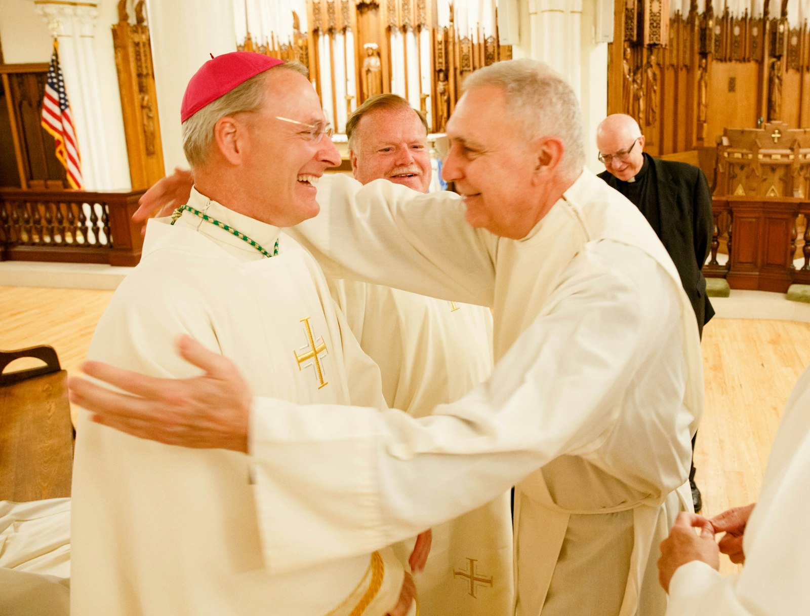 El Arzobispo Paul F. Russell, a la izquierda, recibe un abrazo de felicitación después de su ordenación episcopal el 3 de junio de 2016, en la Catedral de la Santa Cruz en Boston. Sacerdote de la Arquidiócesis de Boston, el Arzobispo Russell regresó para ser ordenado obispo allí antes de ser enviado por el Papa Francisco a Turquía para servir como embajador oficial de la Santa Sede allí. (Gregory L. Tracy | The Boston Pilot)