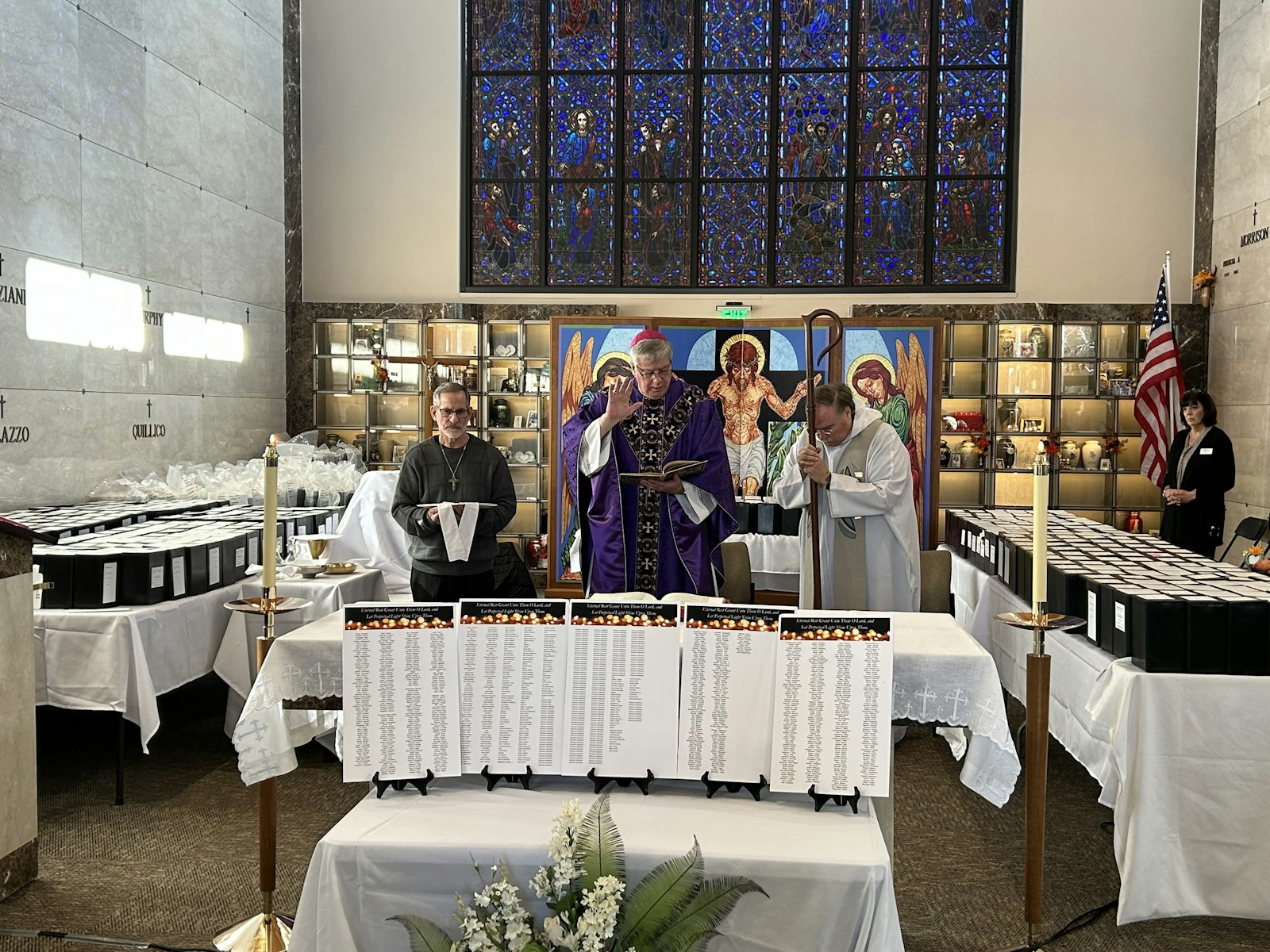 El obispo auxiliar de Detroit, Gerard W. Battersby, bendice los restos de las personas cremadas, durante la ceremonia de Conmemoración de los Fieles Difuntos el 2 de noviembre en el cementerio Our Lady of Hope en el municipio de Brownstown.