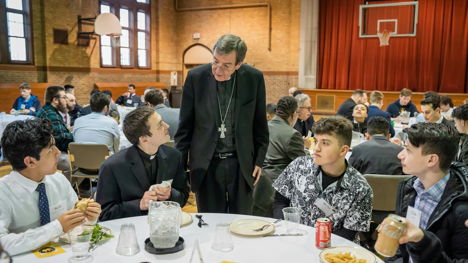El Arzobispo Vigneron conversa con el P. Kevin Roelant y los jóvenes que visitan el Sacred Heart Major Seminary para una jornada de discernimiento vocacional el 28 de marzo de 2023. (Valaurian Waller | Detroit Catholic)