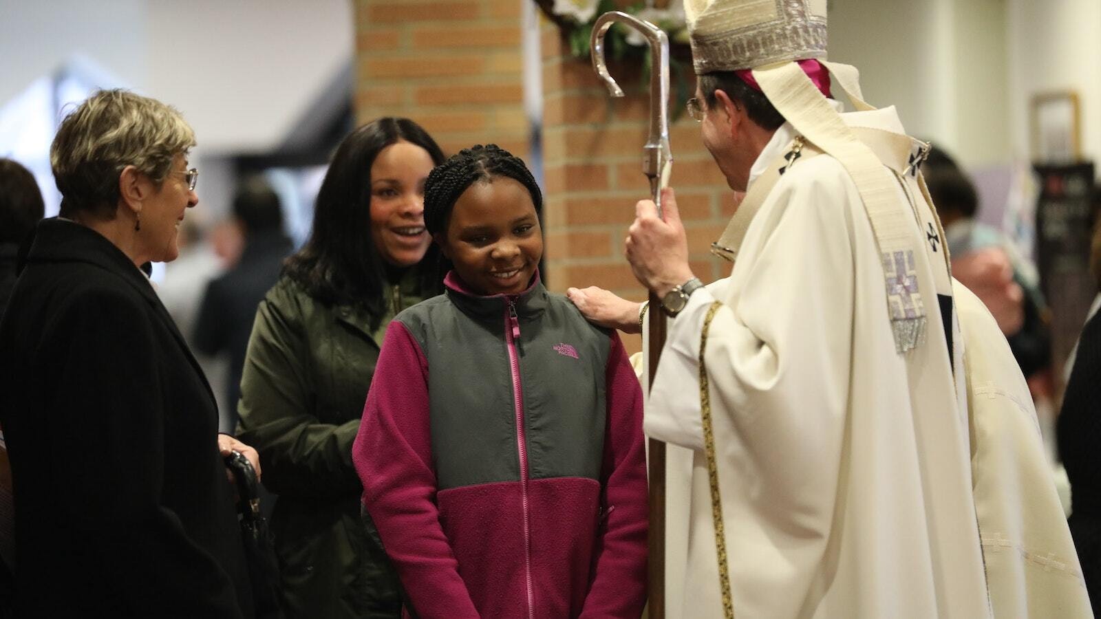 El Arzobispo Vigneron saluda a una joven feligresa de la St. Fabian Parish en Farmington Hills durante una visita a la parroquia el 15 de abril de 2018. (Naomi Vrazo | Foto de archivo de Detroit Catholic)