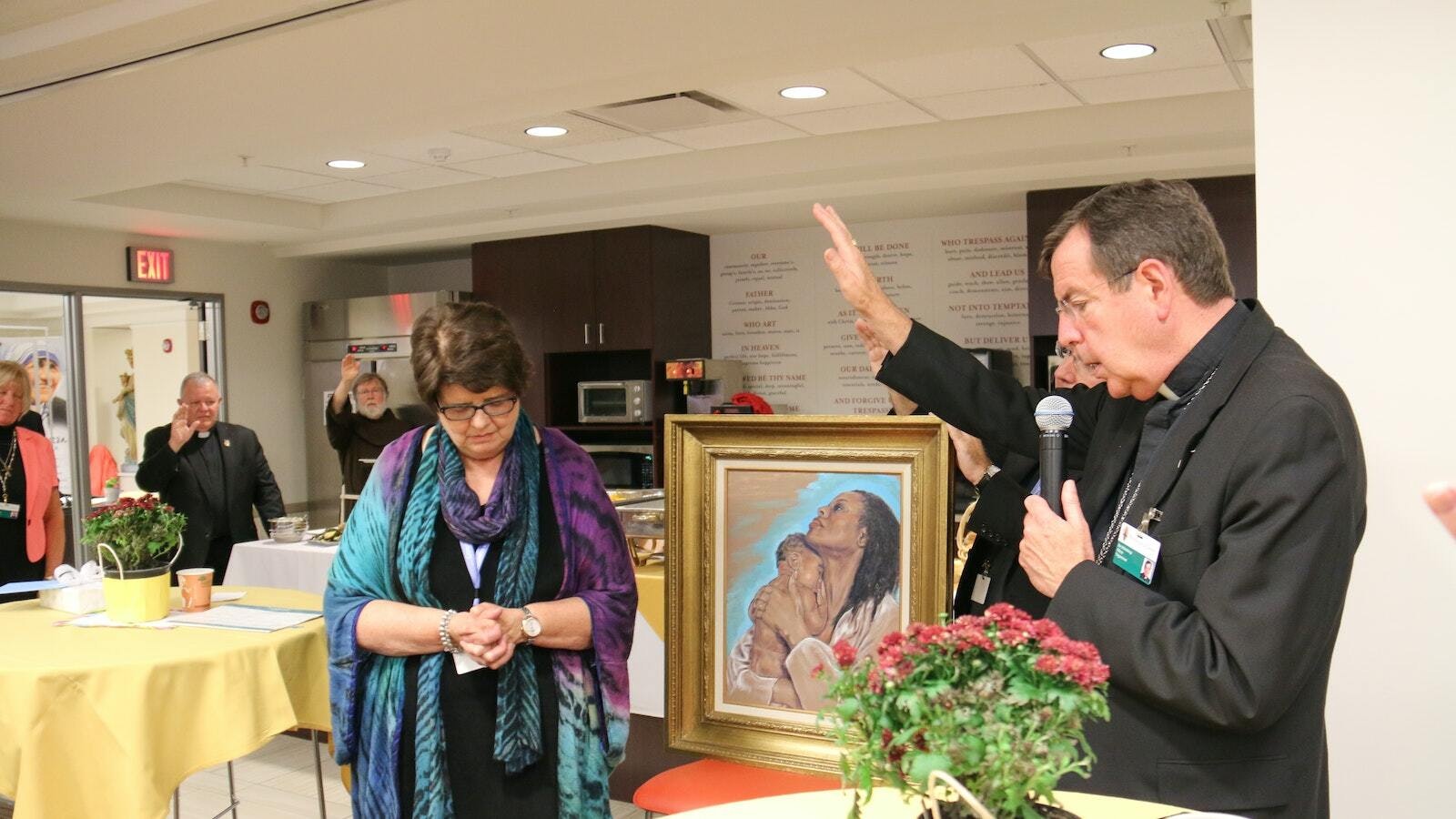 Pam Beech se jubila como directora de recursos humanos de la Arquidiócesis de Detroit y el Arzobispo Vigneron la bendice durante una celebración en su honor el 15 de septiembre de 2016. (Jonathan Francis | Foto de archivo de Detroit Catholic)