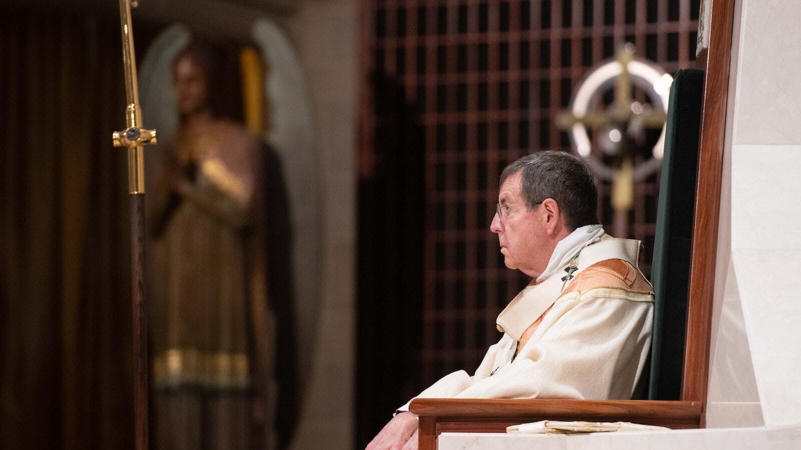 El Arzobispo Vigneron se sienta en su cátedra -su sillón episcopal- en la Cathedral of the Most Blessed Sacrament durante una Misa de consagración de dos vírgenes consagradas el 25 de septiembre de 2021. (Tim Fuller | Especial para Detroit Catholic)