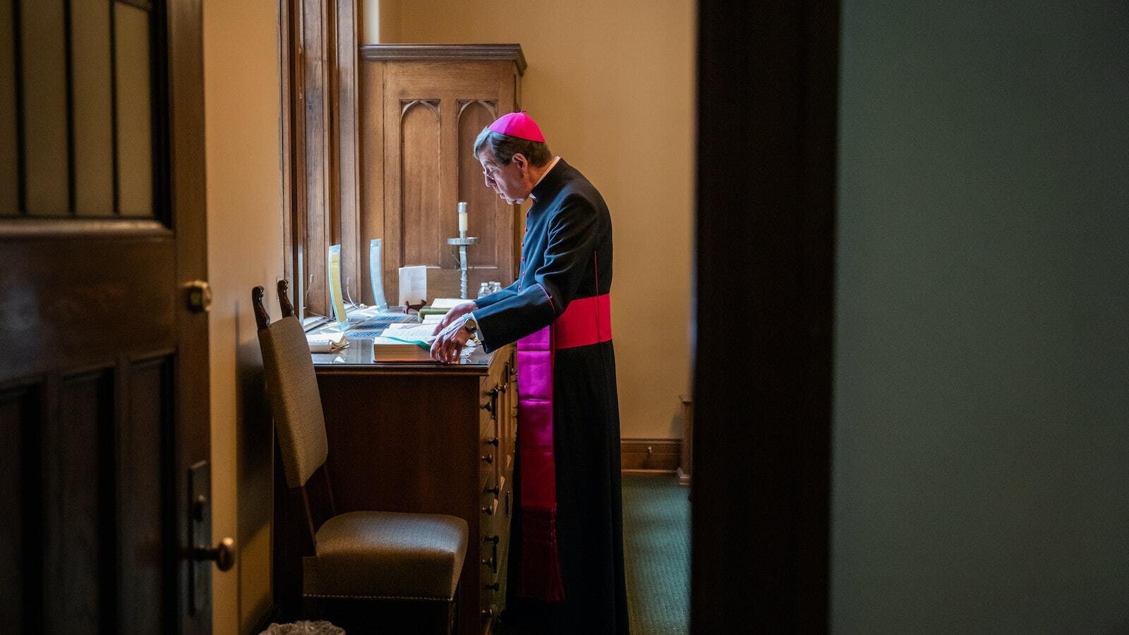 El Arzobispo Vigneron permanece un momento en la sacristía del Sacred Heart Major Seminary antes de celebrar la Misa inicial del seminario el 29 de abril de 2023. (Valaurian Waller | Detroit Catholic)