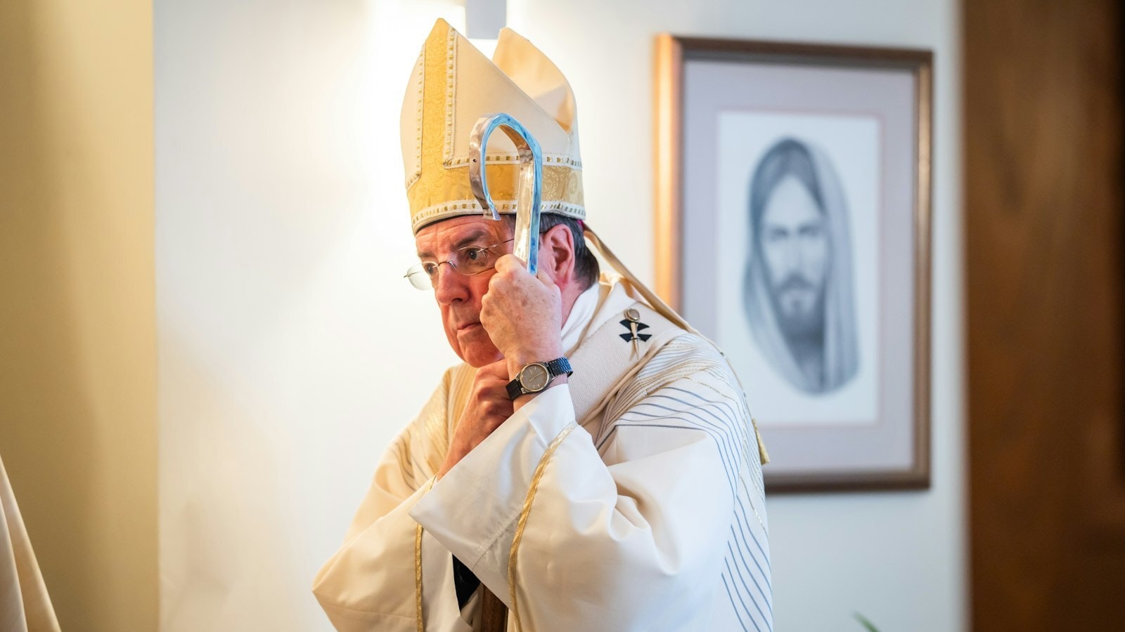 El Arzobispo Vigneron se apoya en su báculo antes de celebrar una Misa de Candidatura para seminaristas el 23 de agosto de 2023, en la Manresa Jesuit Retreat House en Bloomfield Hills. (Valaurian Waller | Detroit Catholic)