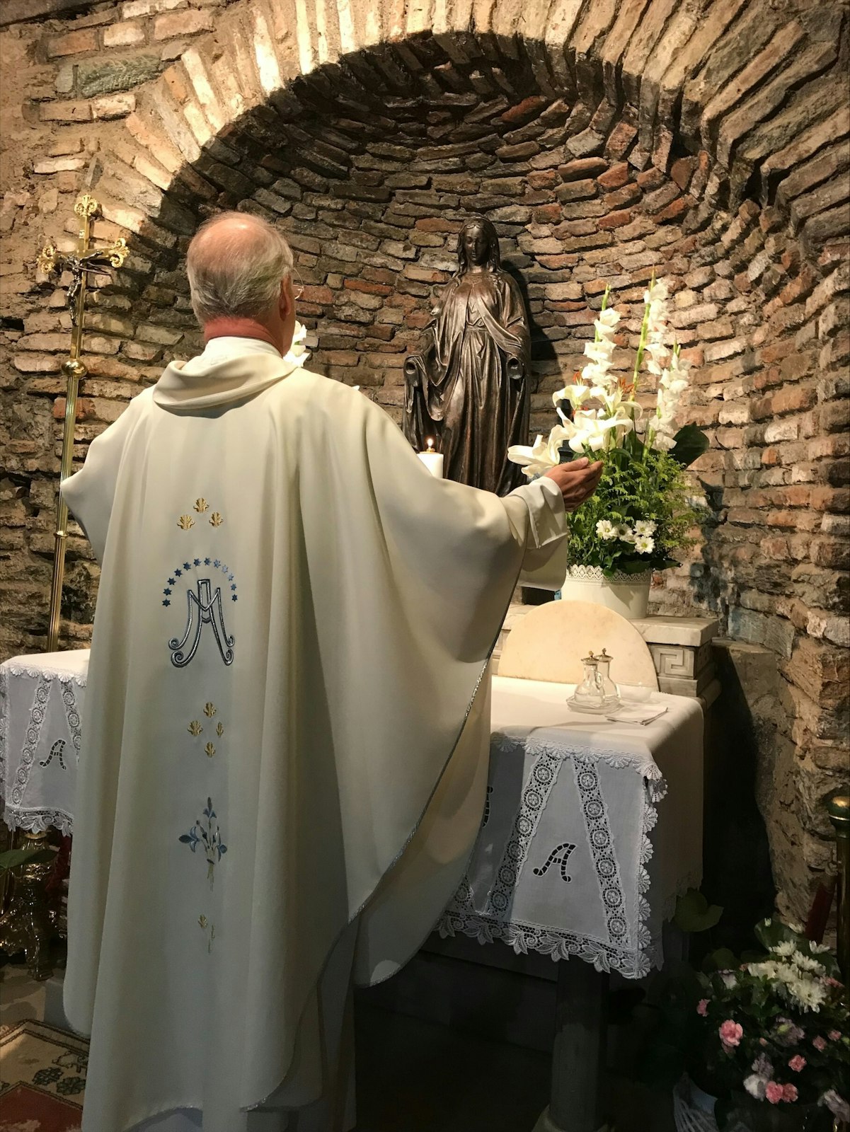 El Arzobispo Russell celebra la misa en la casa de la Santísima Virgen María en Éfeso. Éfeso era una antigua ciudad griega en la costa de Jonia, a tres kilómetros al suroeste de la actual Selçuk, en la provincia de Esmirna, Turquía. (Cortesía del Arzobispo Paul F. Russell)