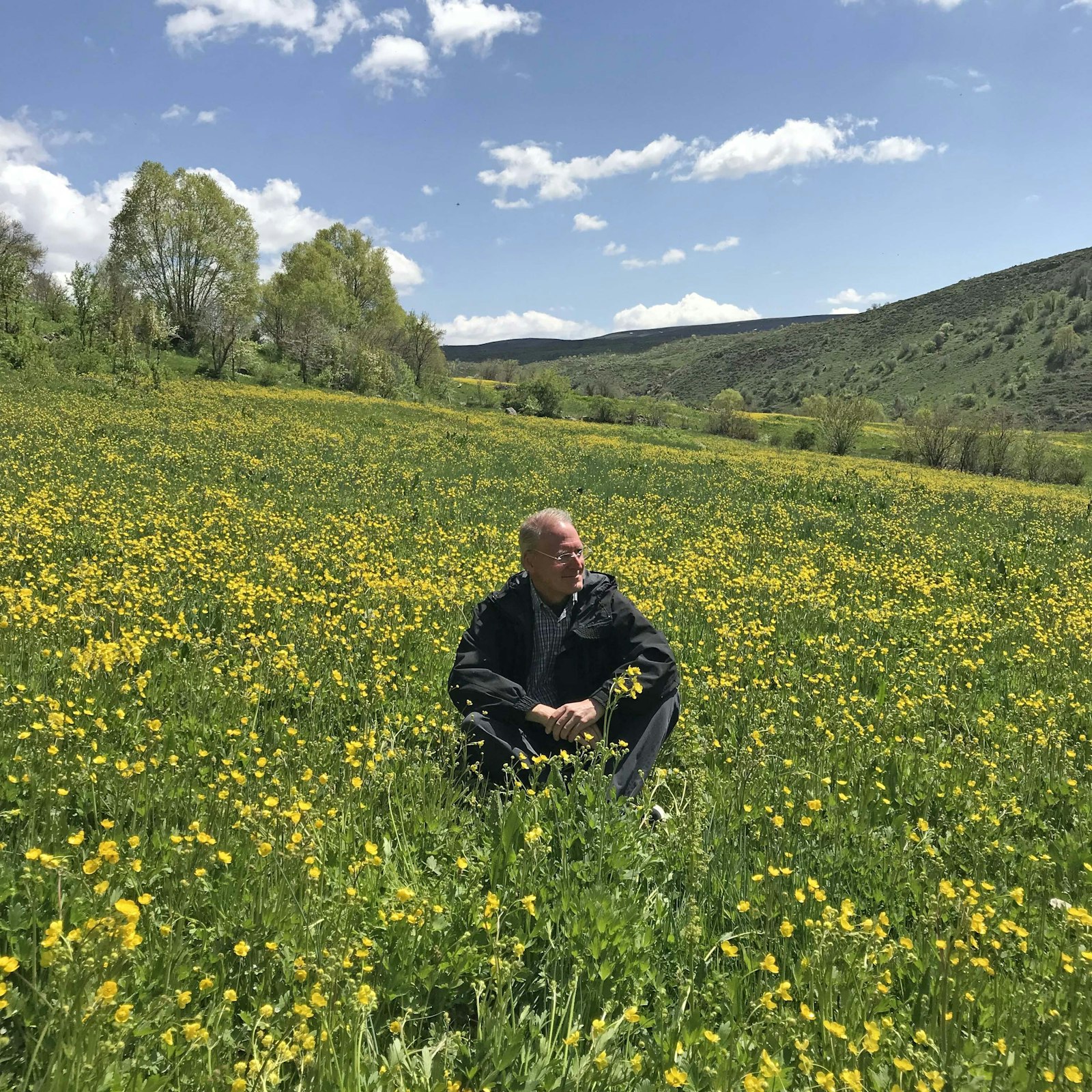 El arzobispo Russell se detiene en un prado de flores silvestres durante una caminata en la provincia de Bingol, al este de Turquía. El arzobispo Russell fue nuncio apostólico en la nación de Europa del Este durante seis años, desde 2016. (Cortesía del arzobispo Paul F. Russell)