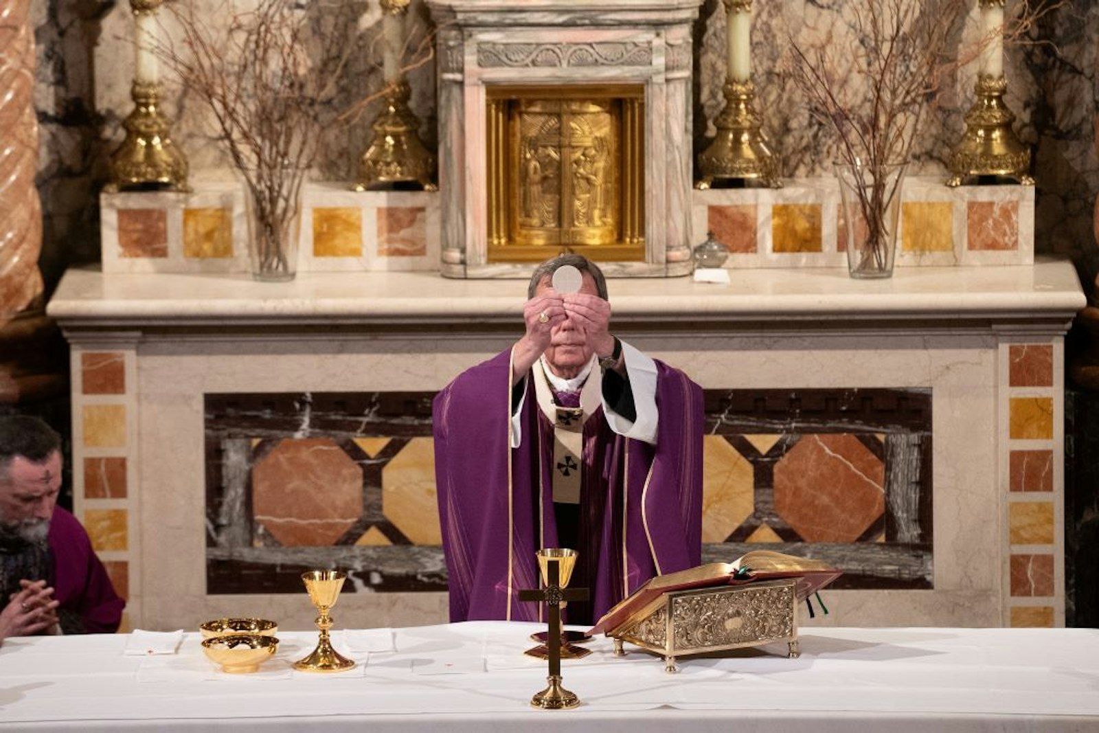 El Arzobispo Vigneron dijo que la Eucaristía es como la "ración" espiritual para los fieles durante esta campaña de Cuaresma.
