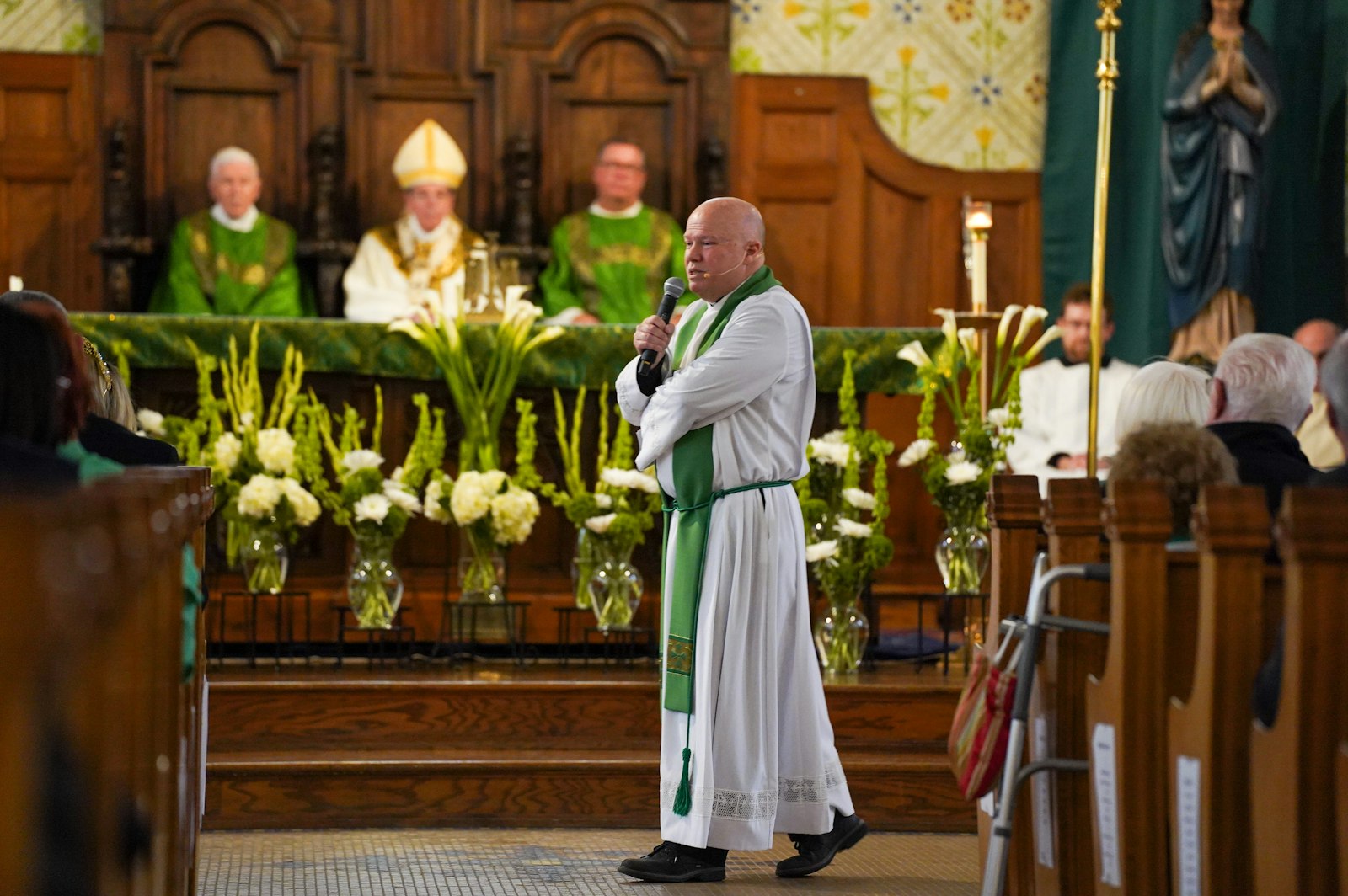 En su homilía, el P. James Livingston, descendiente de irlandeses y capellán de los hospitales Ascension en Novi y Southfield, contó la historia de San Patricio junto con el mensaje del Evangelio del día.