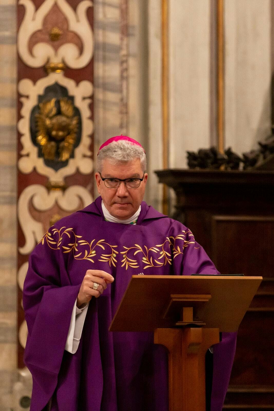 El Obispo Monforton da la homilía durante la Misa con los miembros de la United States Conference of Catholic Bishops' Region VI que se reunieron en la Basilica of St. John Lateran el 10 de diciembre de 2019, durante su visita "ad Limina Apostolorum" a la Santa Sede. (Foto cortesía de la Catholic News Agency)