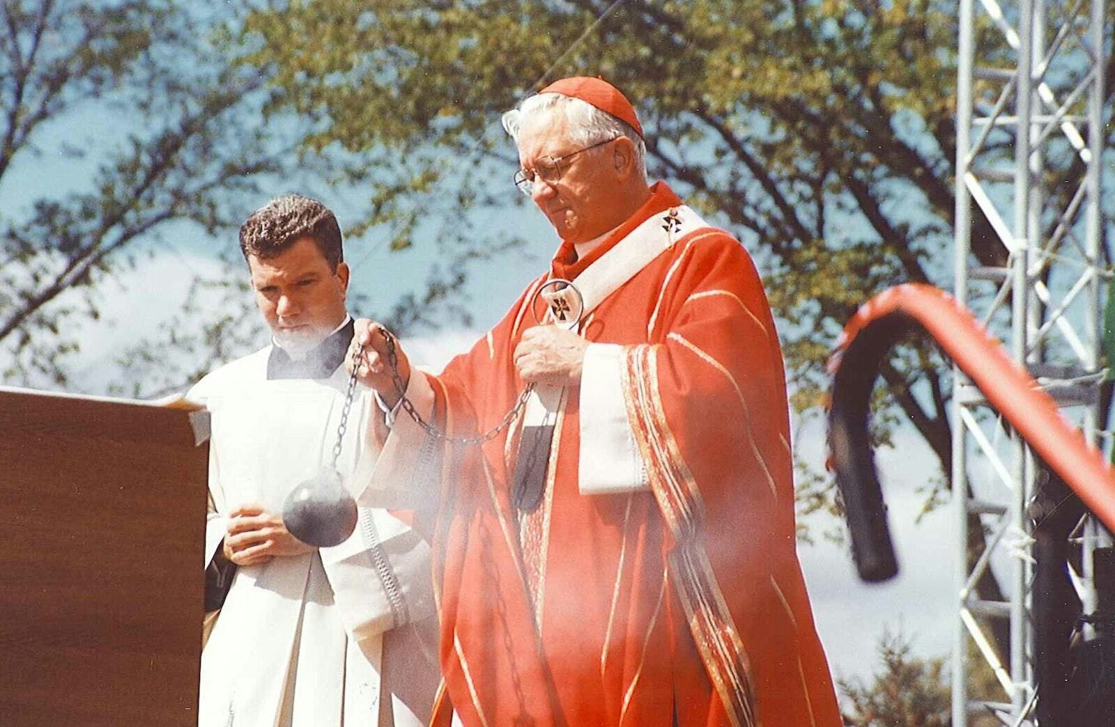 El entonces P. Jeffrey M. Monforton (izquierda) asiste al Cardenal de Detroit, Adam J. Maida en una Misa al aire libre en el St. John's Center en Plymouth durante el Congreso Eucarístico en el año 2000. El Obispo Monforton fue sacerdote-secretario personal del Cardenal Maida durante siete años, dese 1998 hasta 2005, aprendiendo los detalles y aspectos internos de la Arquidiócesis de Detroit y adquiriendo valiosas lecciones sobre el servicio episcopal. (Larry A. Peplin | Detroit Catholic file photo)