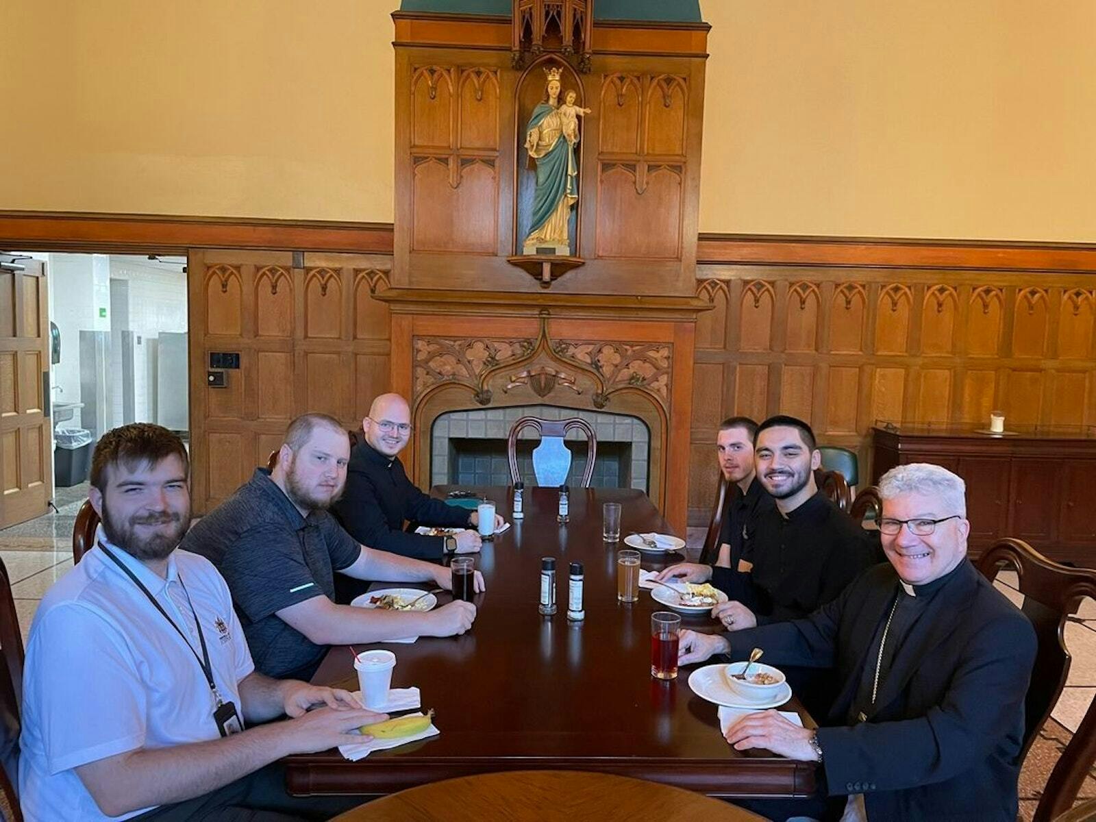 El Obispo Jeffrey M. Monforton desayuna con seminaristas de la Diócesis de Steubenville en el Pontifical College Josephinum, Columbus, Ohio, el 15 de septiembre. (Cortesía del Steubenville Register)