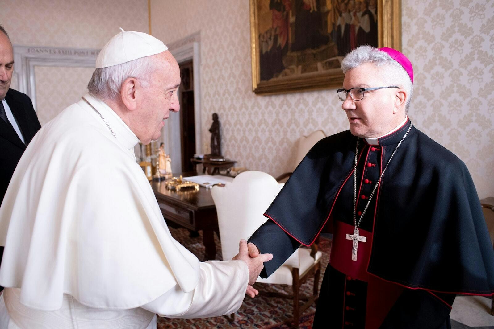 El Papa Francisco saluda al Obispo Jeffrey M. Monforton de Steubenville, Ohio, durante una reunión con los obispos de los Estados Unidos de Ohio y Michigan que realizan sus visitas “ad limina” al Vaticano el 10 de diciembre de 2019. (Foto CNS/Vatican Media)