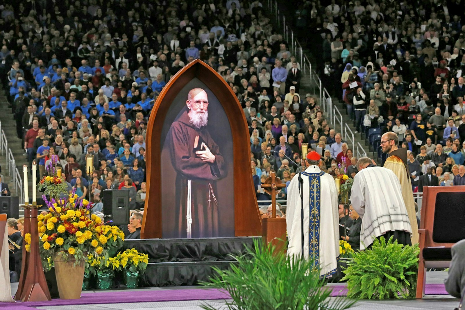 El Cardenal Angelo Amato, prefecto de la Congregación para las Causas de los Santos del Vaticano, incensa las reliquias del Beato Solanus Casey durante la Misa de Beatificación. (Jeff Kowalsky | Especial para The Michigan Catholic)