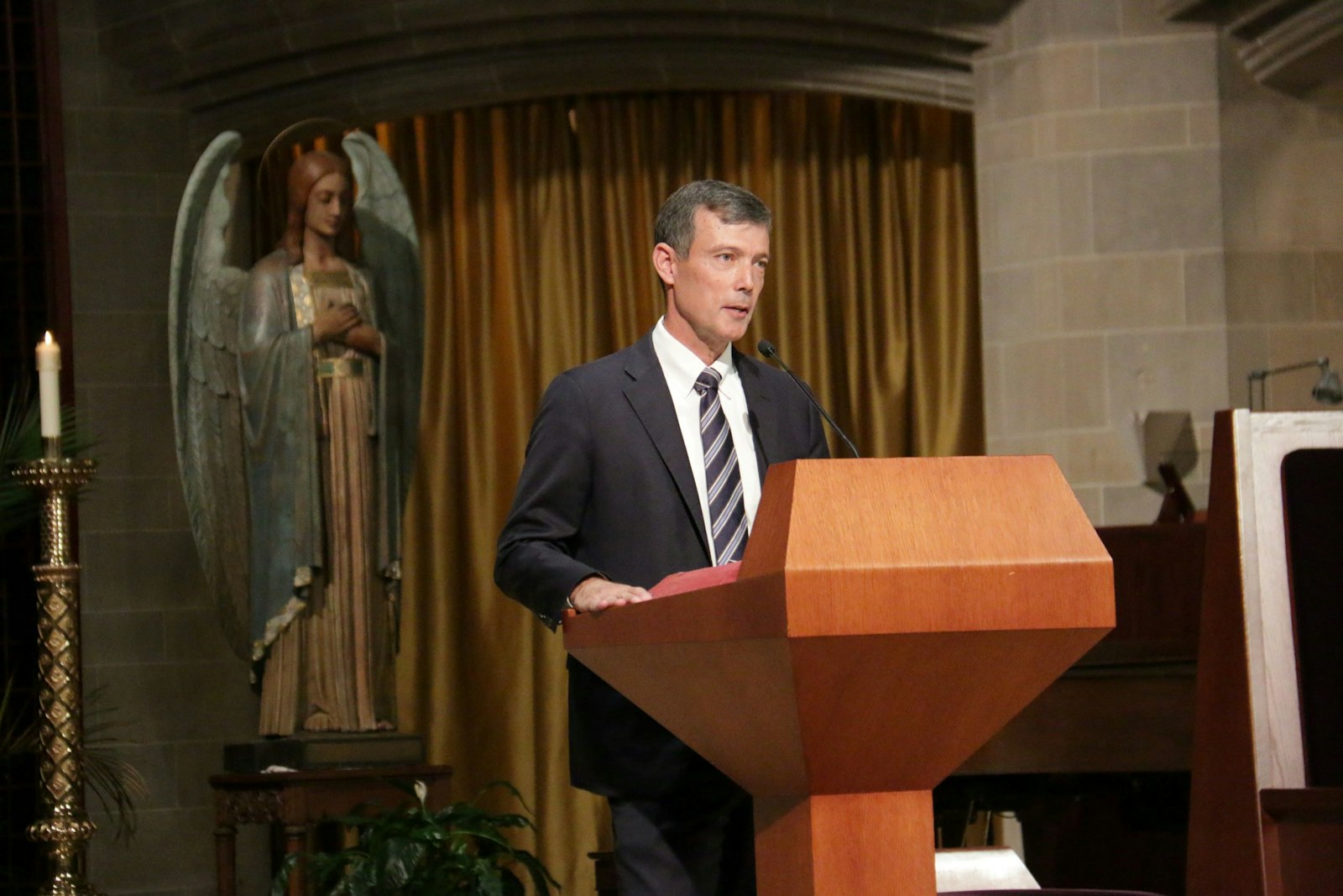 Robert Seelig, director general y fundador de Catholic Funeral and Cemetery Services, ofrece un breve mensaje a sus colegas. Seeling celebró su 20º aniversario con CFCS el Viernes Santo.