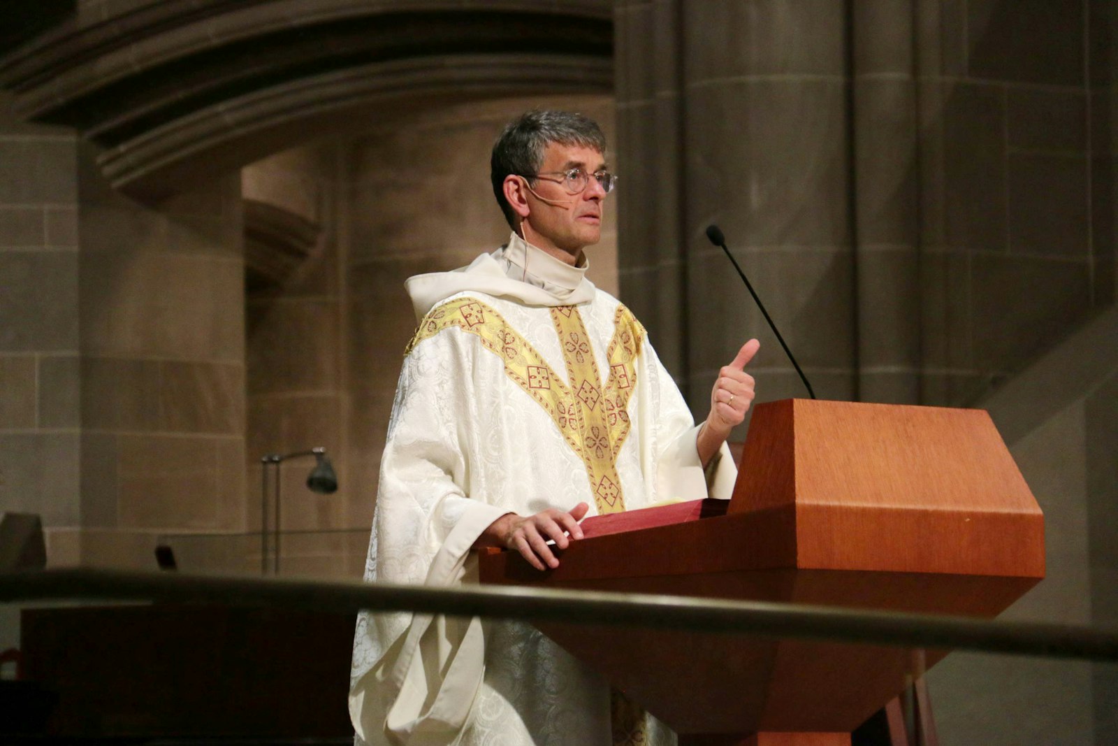 God hates death, Fr. Riccardo said, but he has done something about it by choosing to be up on the cross, freely giving his life so as to conquer death for all mankind.