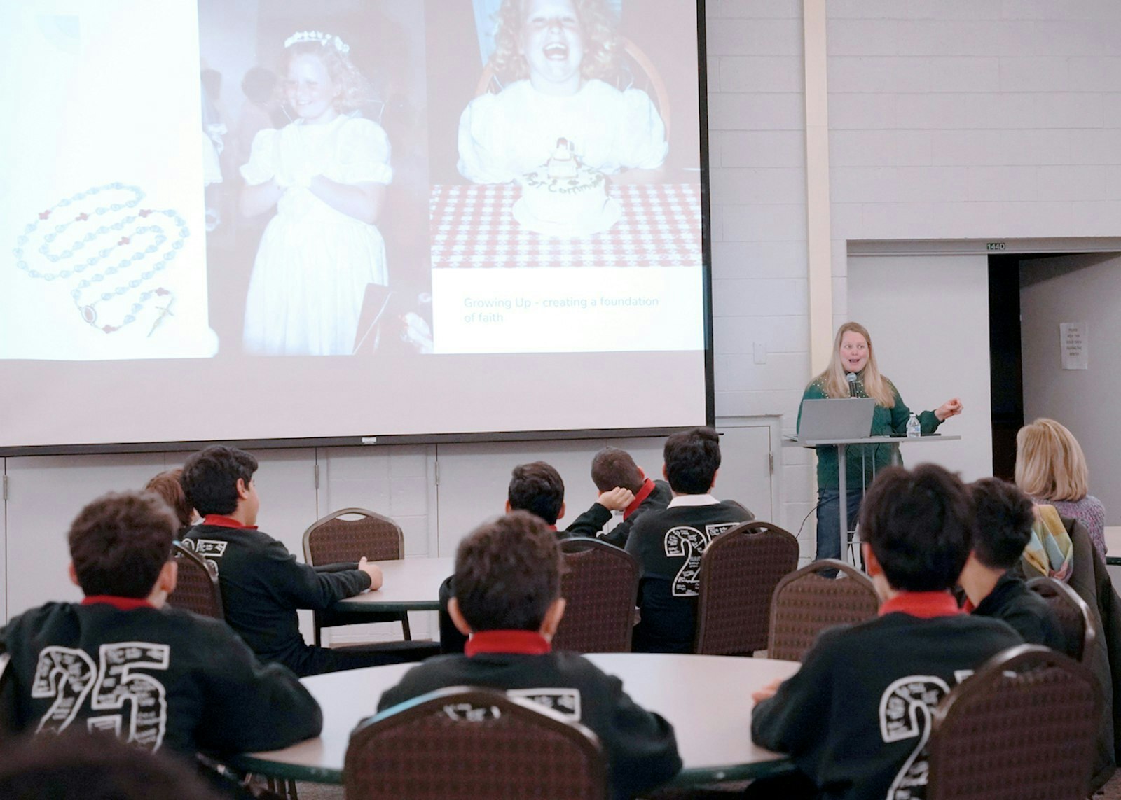 La feligresa de Our Lady of Good Counsel, Katy Conners, compartió su testimonio pro-vida con los estudiantes de la St. Fabian School en Farmington Hills el 24 de enero. Conners recibió la recomendación de abortar a su séptimo hijo después de enfrentar complicaciones en su embarazo, pero en lugar de eso, puso su fe y confianza en las manos de Dios, sabiendo que elegir la vida era la mejor opción. (Foto de Gabriella Patti | Detroit Catholic)