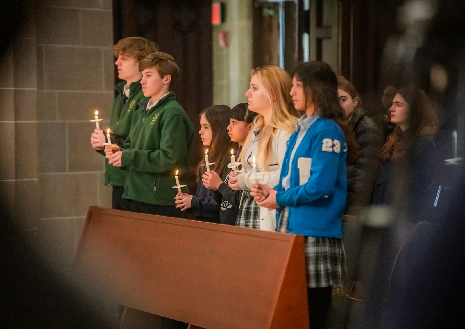 Estudiantes de Escuelas Católicas sostienen velas que representan la luz de Cristo durante la Misa anual de la Semana de las Escuelas Católicas en la Catedral Most Blessed Sacrament el 2 de febrero. La Misa también se llevó a cabo durante la fiesta de la Presentación del Señor, tradicionalmente conocida como Candelaria. (Fotos de Valaurian Waller | Detroit Catholic)