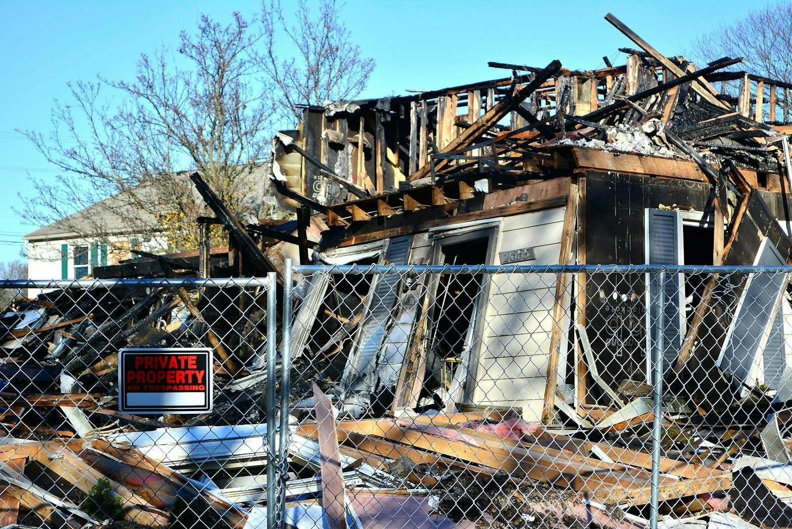 Los restos de una posible explosión de gas, que arrasó con dos edificios y dañó más de una docena de viviendas, se observan el 26 de noviembre en el complejo de condominios Keatington New Town Association.