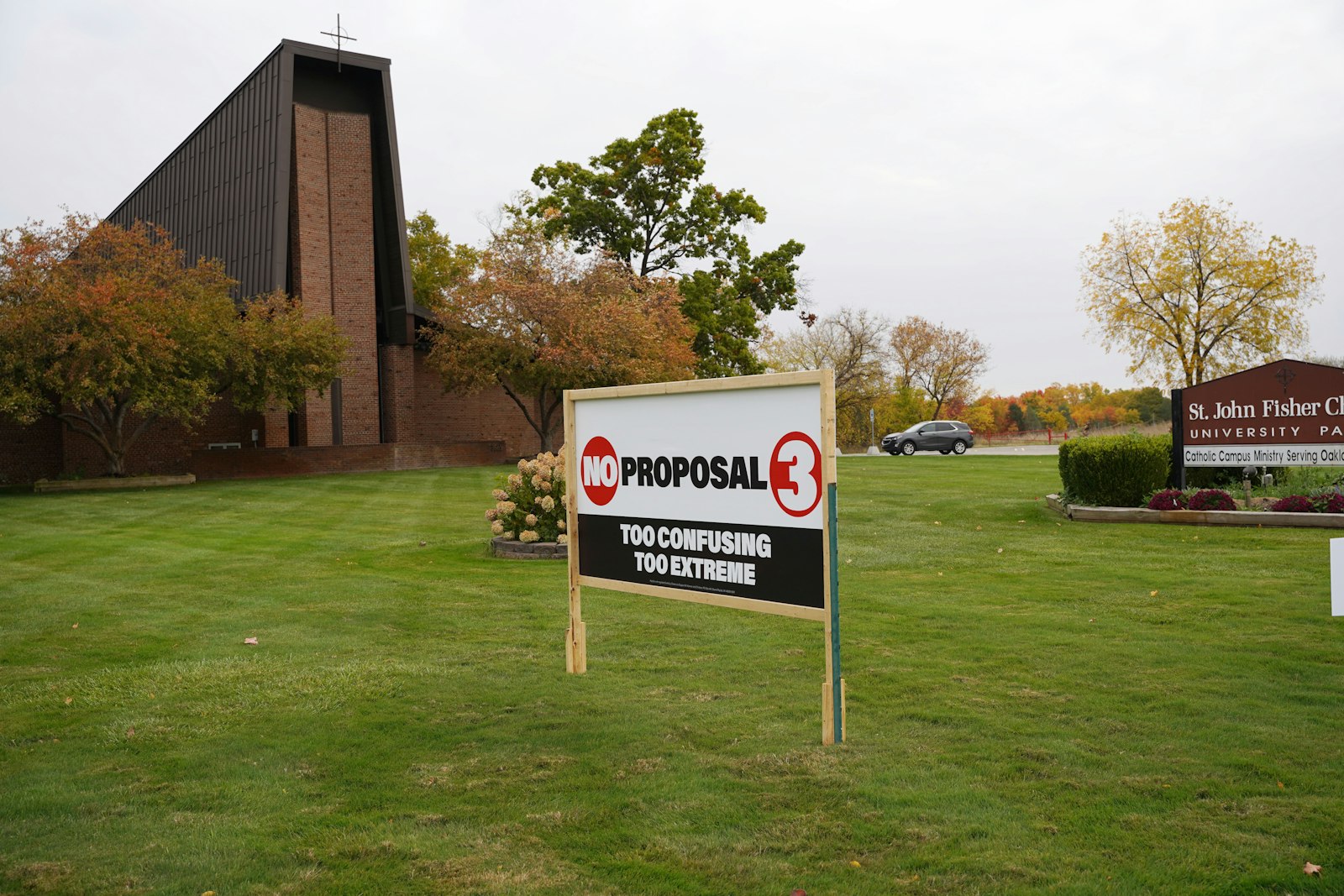 St. John Fisher Chapel University Parish en Auburn Hills muestra un letrero que se opone a la Propuesta 3 para los automovilistas a lo largo del concurrido Bulevar Walton. La parroquia organizó un "día relámpago" el 15 de octubre, donde los organizadores y voluntarios se reunieron para planificar un día de escrutinio contra la Propuesta 3.