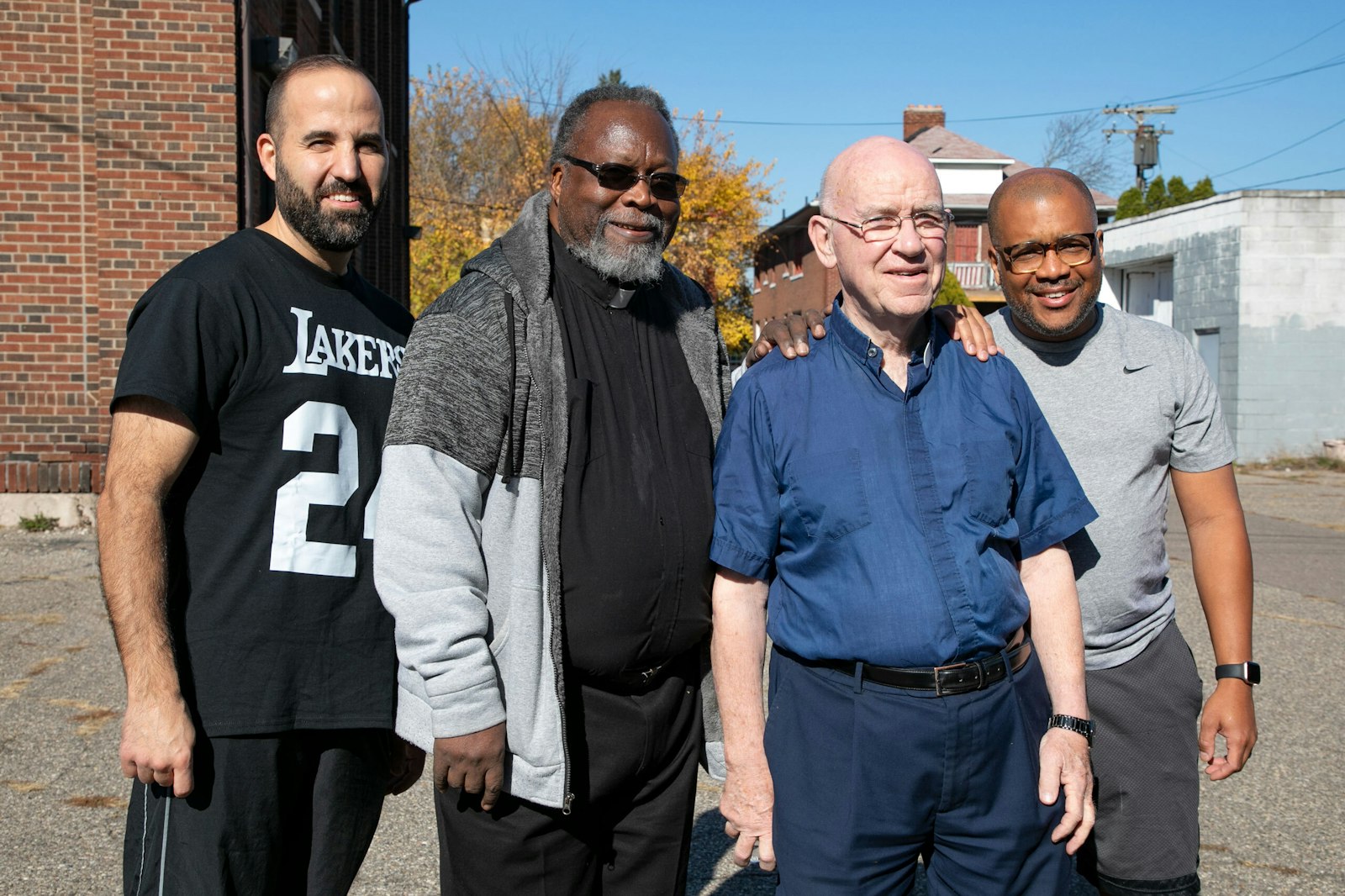 De izquierda a derecha, el P. Marko Djonovic de la parroquia St. Moses the Black, el P. Theodore Parker de la parroquia de St. Charles Lwanga, el P. John Phelps, CSSR, de la Parroquia de St. Peter Claver, y el P. John McKenzie de la parroquia de Christ the King, todos en Detroit. La comunidad católica de Detroit ha sido fundamental para ayudar a resucitar a Ceciliaville como un lugar de beneficio para toda la comunidad.