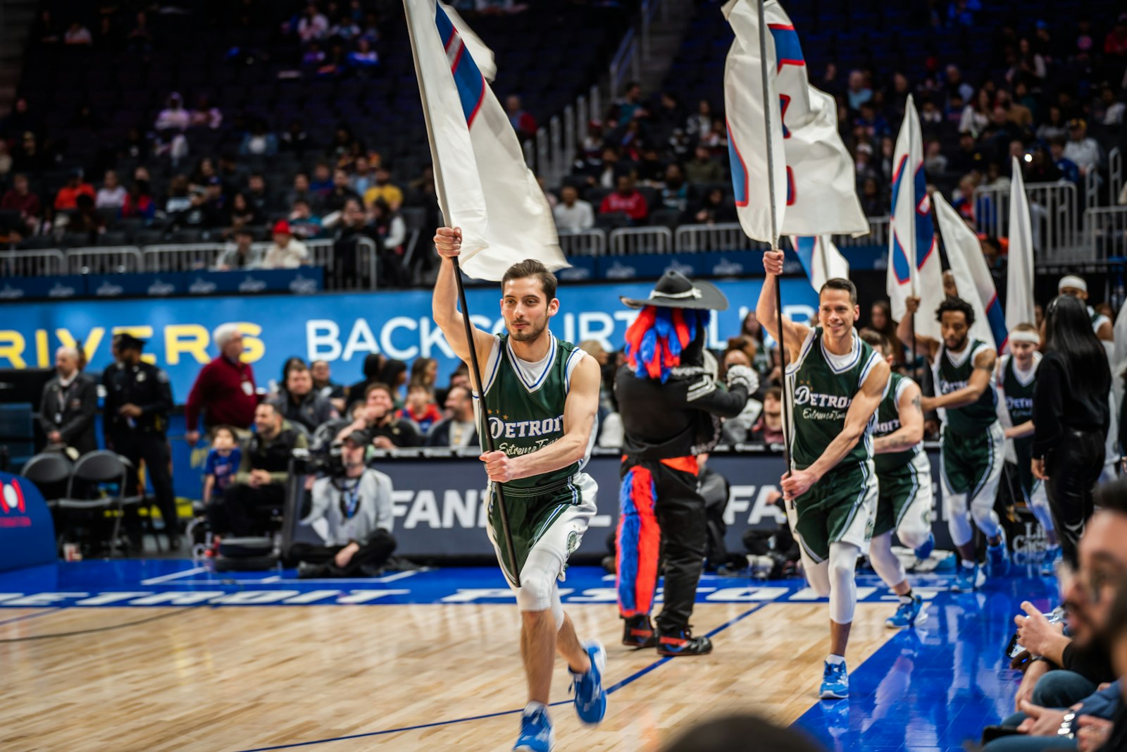 El "Equipo extremo" de los Detroit Pistons sale corriendo a la cancha antes de que los Pistons y los Wizards den el puntapié inicial el 7 de marzo. Esta temporada, los Detroit Pistons visten uniformes verdes "City Edition" para juegos selectos, inspirados en Ceciliaville.