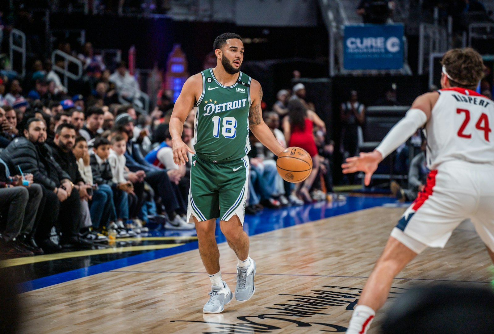 Corey Joseph lleva el balón a la cancha contra los Washington Wizards el 7 de marzo. Los Detroit Pistons se están asociando con Total Health Foundation para apoyar la programación en Ceciliaville.