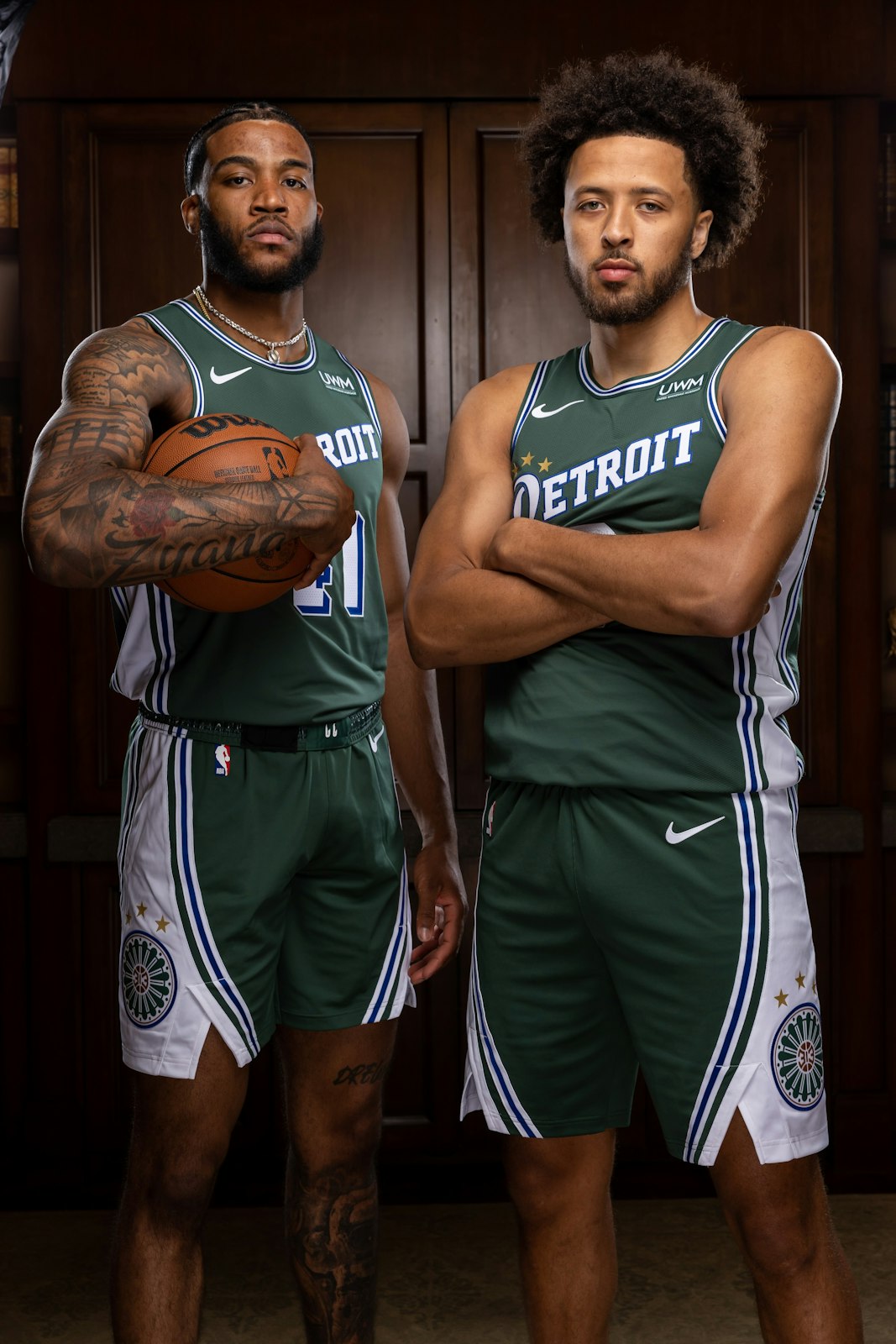 Saddiq Bey y Cade Cunningham lucen las camisetas de Detroit Pistons City Edition, que rinden homenaje al St. Cecelia Gym y su contribución a la escena del baloncesto de Detroit. Los Pistons usarán las camisetas de St. Cecilia durante seis juegos esta temporada.