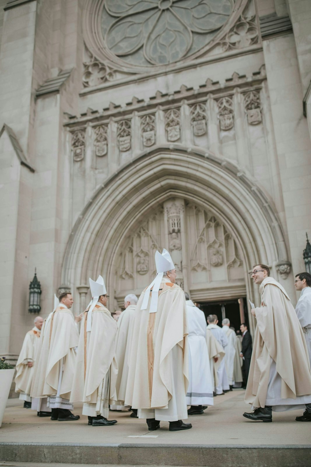 Cientos de sacerdotes, diáconos, obispos y otras personas participarán en una solemne procesión hacia la Cathedral of the Most Blessed Sacrament para dar inicio a la liturgia de instalación del arzobispo Weisenburger el 18 de marzo. (Larry A. Peplin | Especial para Detroit Catholic)