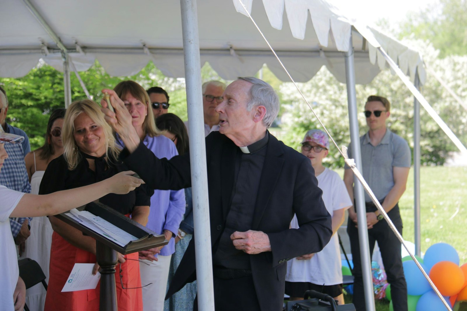 Monseñor John Zenz bendice el terreno sobre el que se construirá la nueva Christ Child House. La nueva ubicación está a una manzana de la actual.