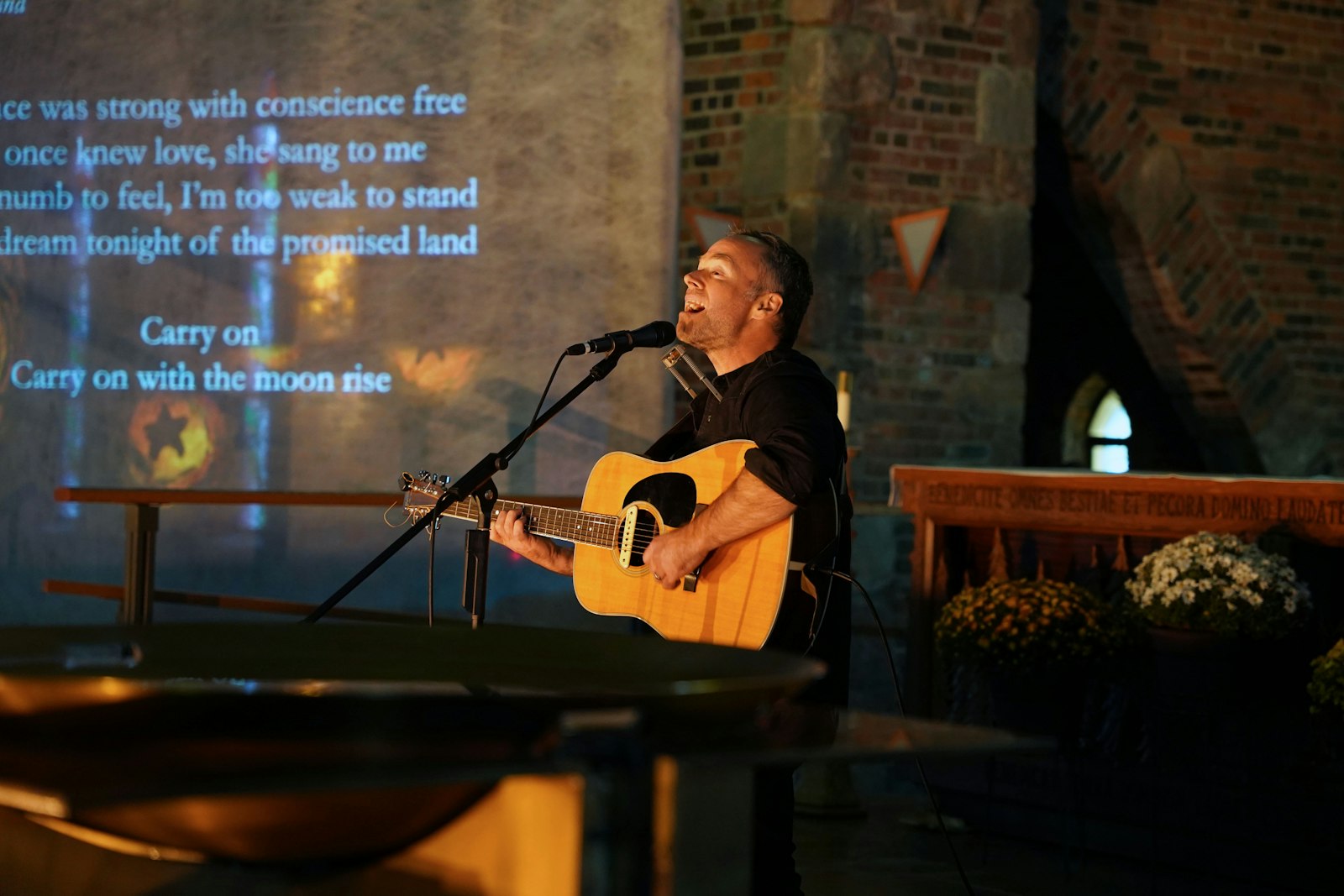 Musician Mike Mangione accompanied West, performing Christian praise and worship intermittently in between different sections of West's talk.