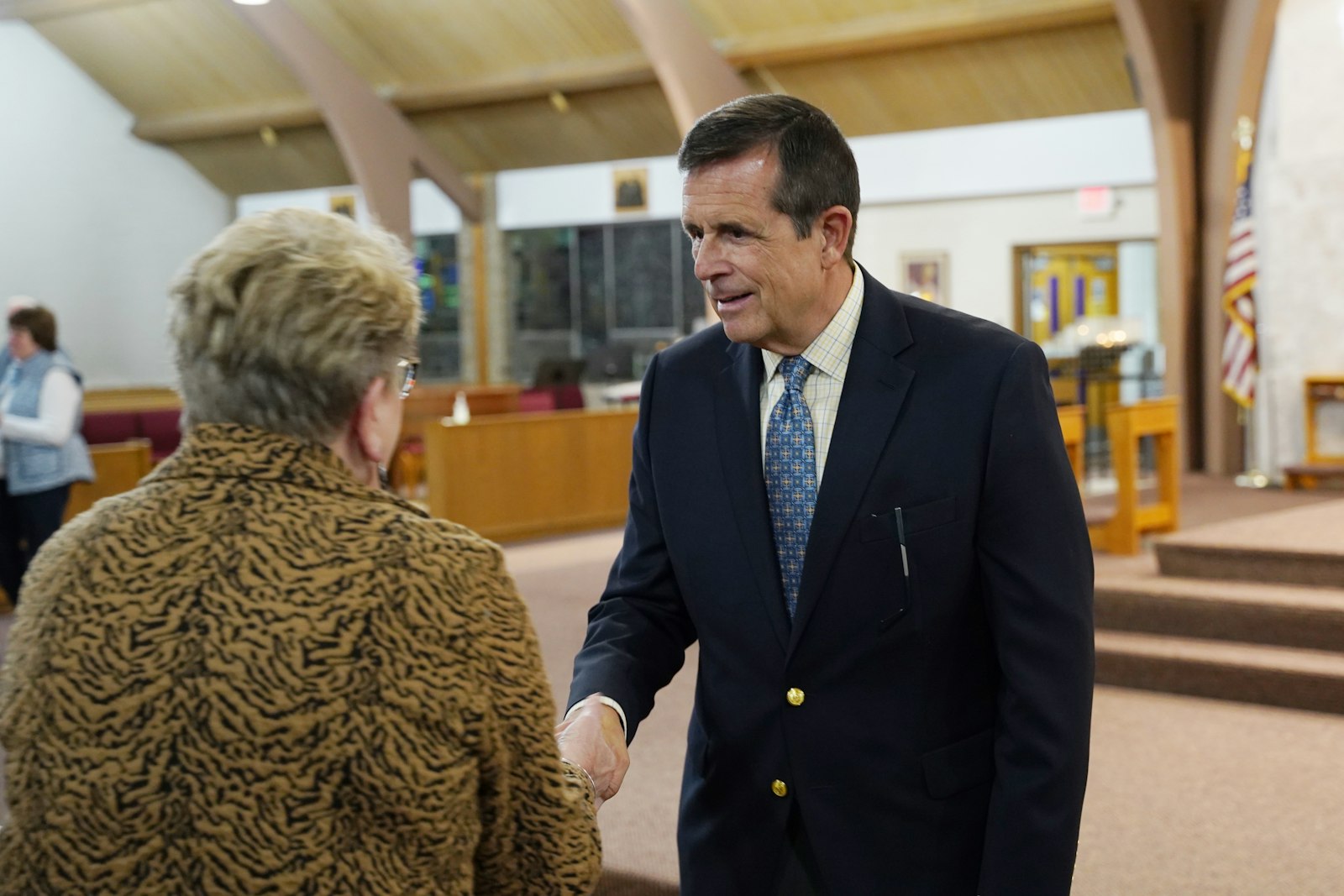 Gaidica saluda a los feligreses en la iglesia de St. Stephen en Port Huron, luego de su charla el 27 de octubre.