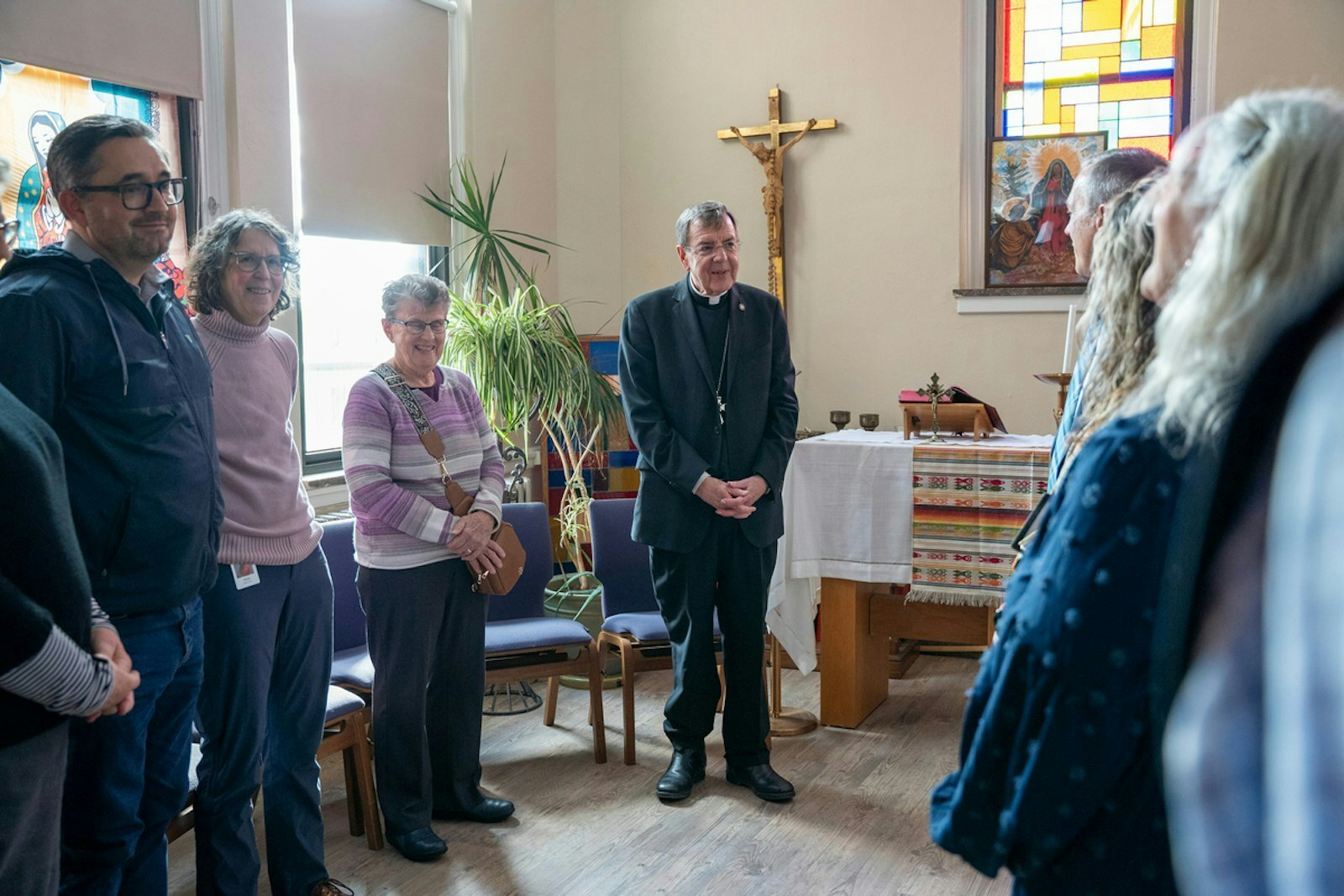 El Arzobispo Vigneron conversa con representantes del colegio en la capilla durante su visita pastoral al Cristo Rey High School en Detroit el 29 de enero.